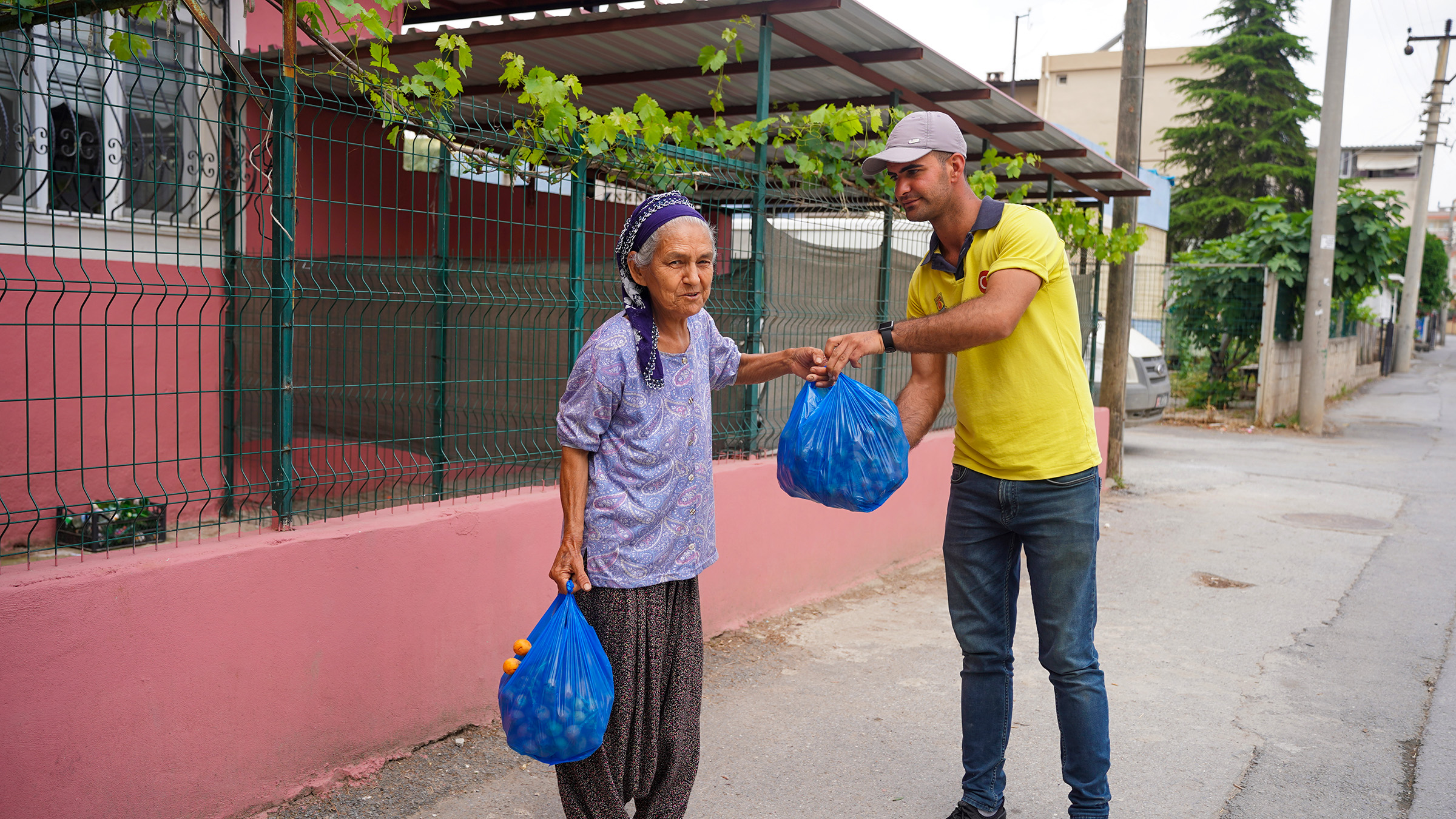 TARSUS BELEDİYESİ ÜRETİYOR, HALKA ÜCRETSİZ ULAŞTIRIYOR 