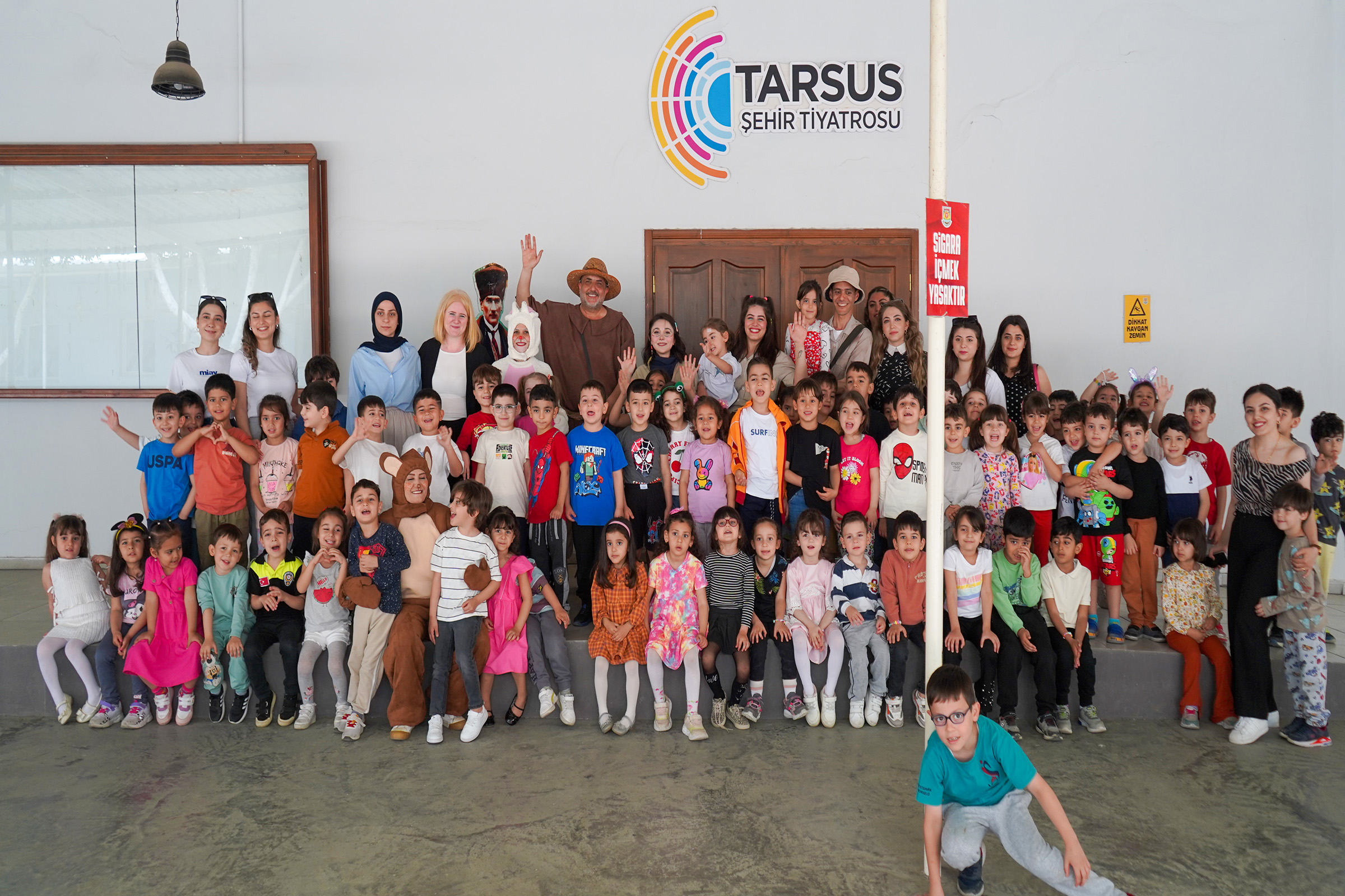 TARSUS’TA MİNİKLER TİYATRO İLE BULUŞUYOR - ‘ORMANDA ŞENLİK’ OYUNU MİNİKLER TARAFINDAN İLGİYLE İZLENDİ