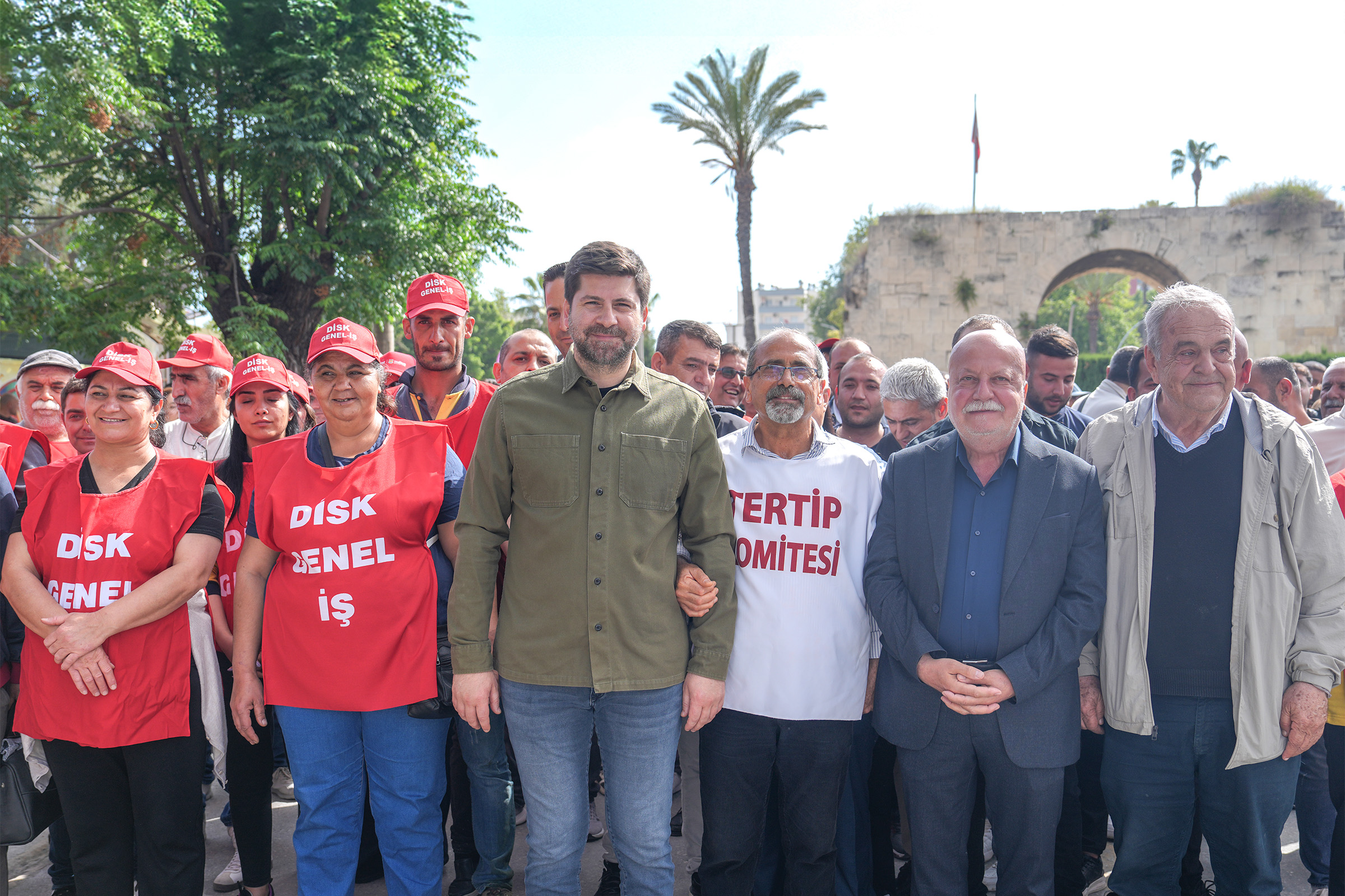 TARSUS’TA 1 MAYIS COŞKUSU MEYDANLARA TAŞTI
