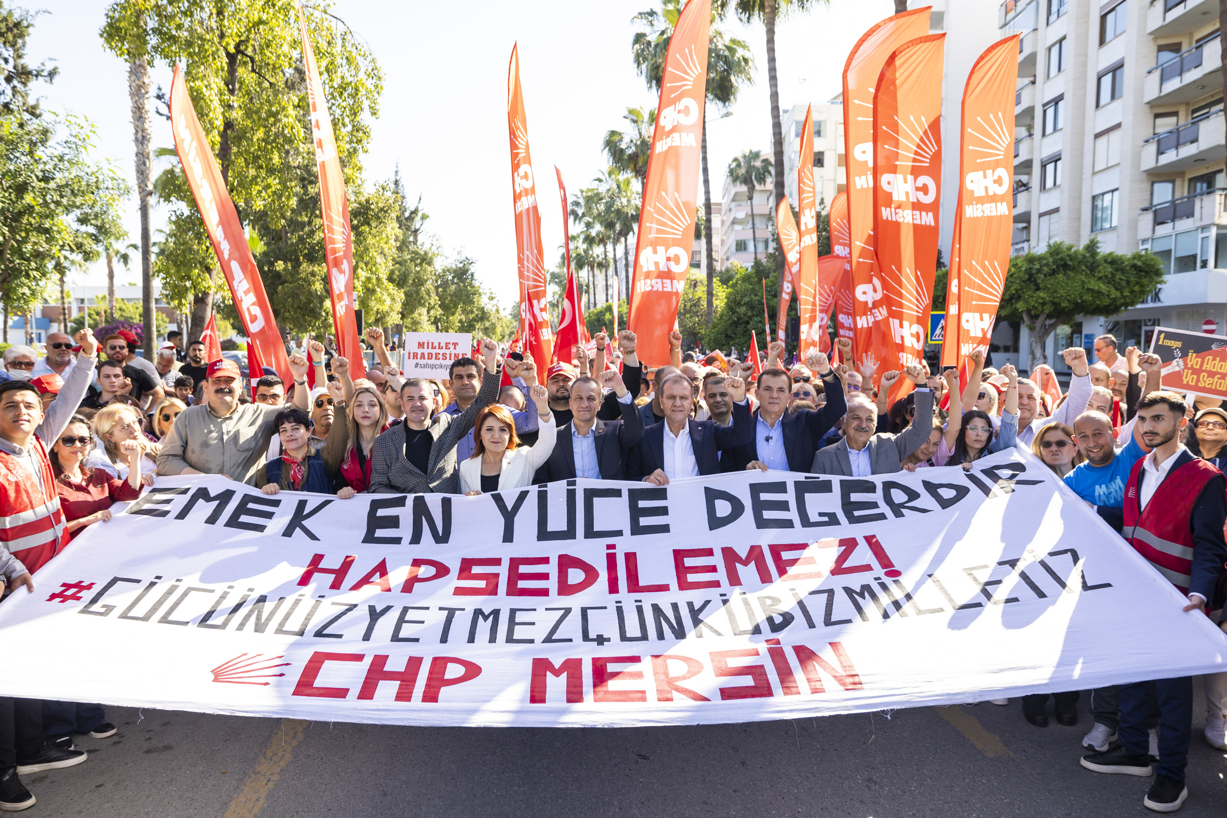 BAŞKAN SEÇER 1 MAYIS KORTEJİNDE EMEKÇİLERLE OMUZ OMUZA YÜRÜDÜ
