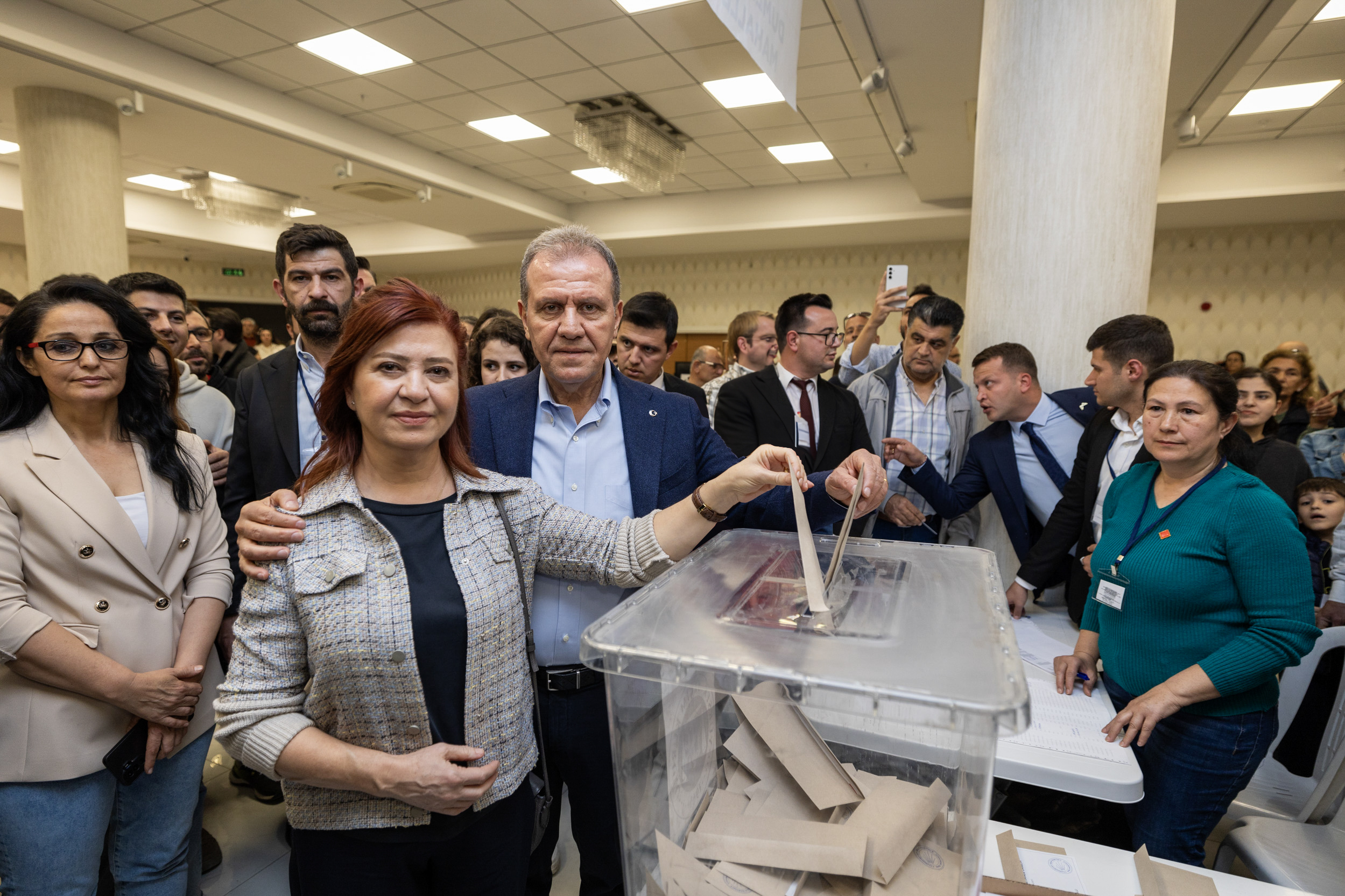 BAŞKAN SEÇER VE MERAL SEÇER, CHP’NİN CUMHURBAŞKANI ADAYI ÖN SEÇİMİ’NDE OYLARINI KULLANDI