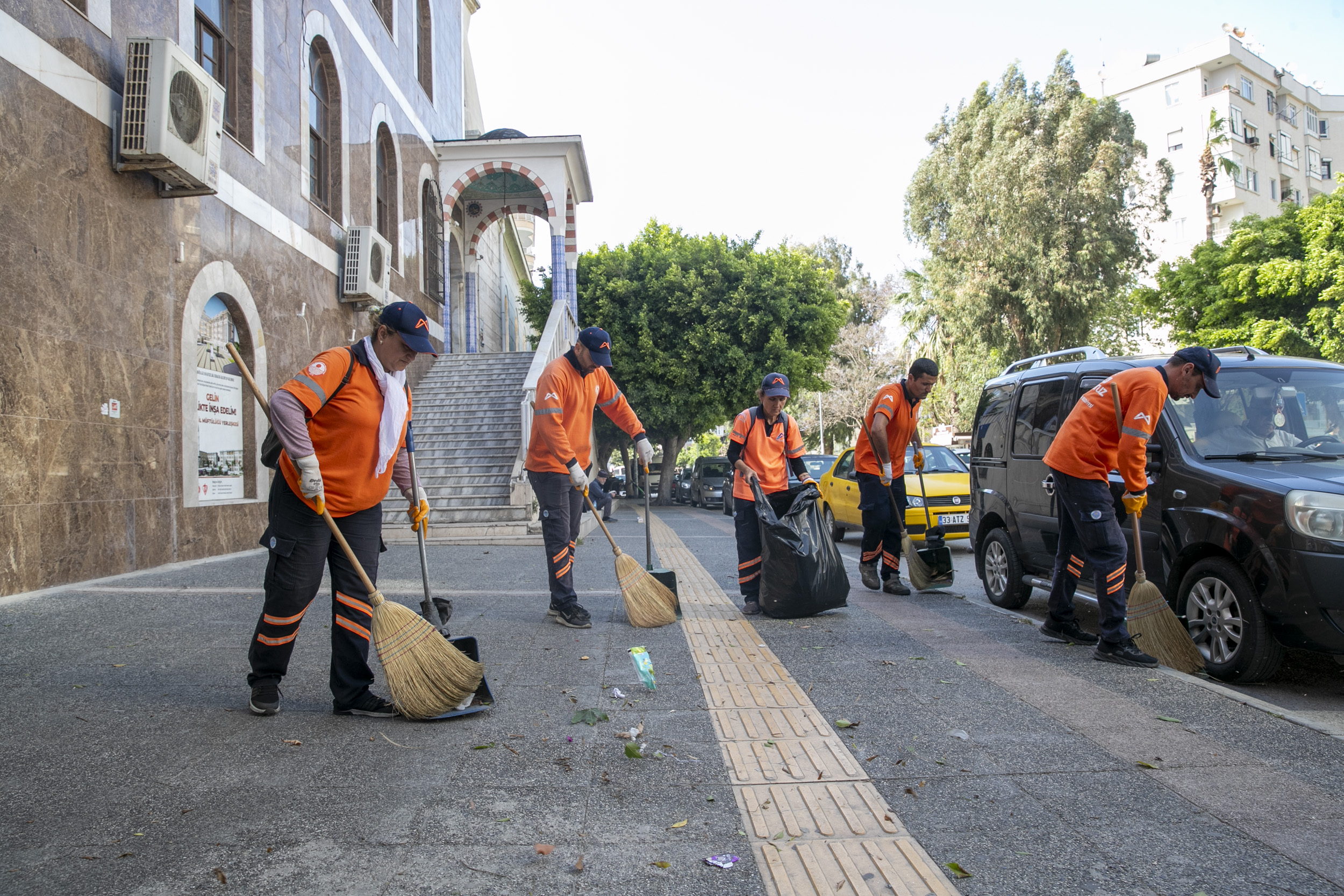 BÜYÜKŞEHİR, KENTTE OLUMSUZ BİR DURUM YAŞANMAMASI İÇİN EKİPLERİYLE ALARMA GEÇTİ