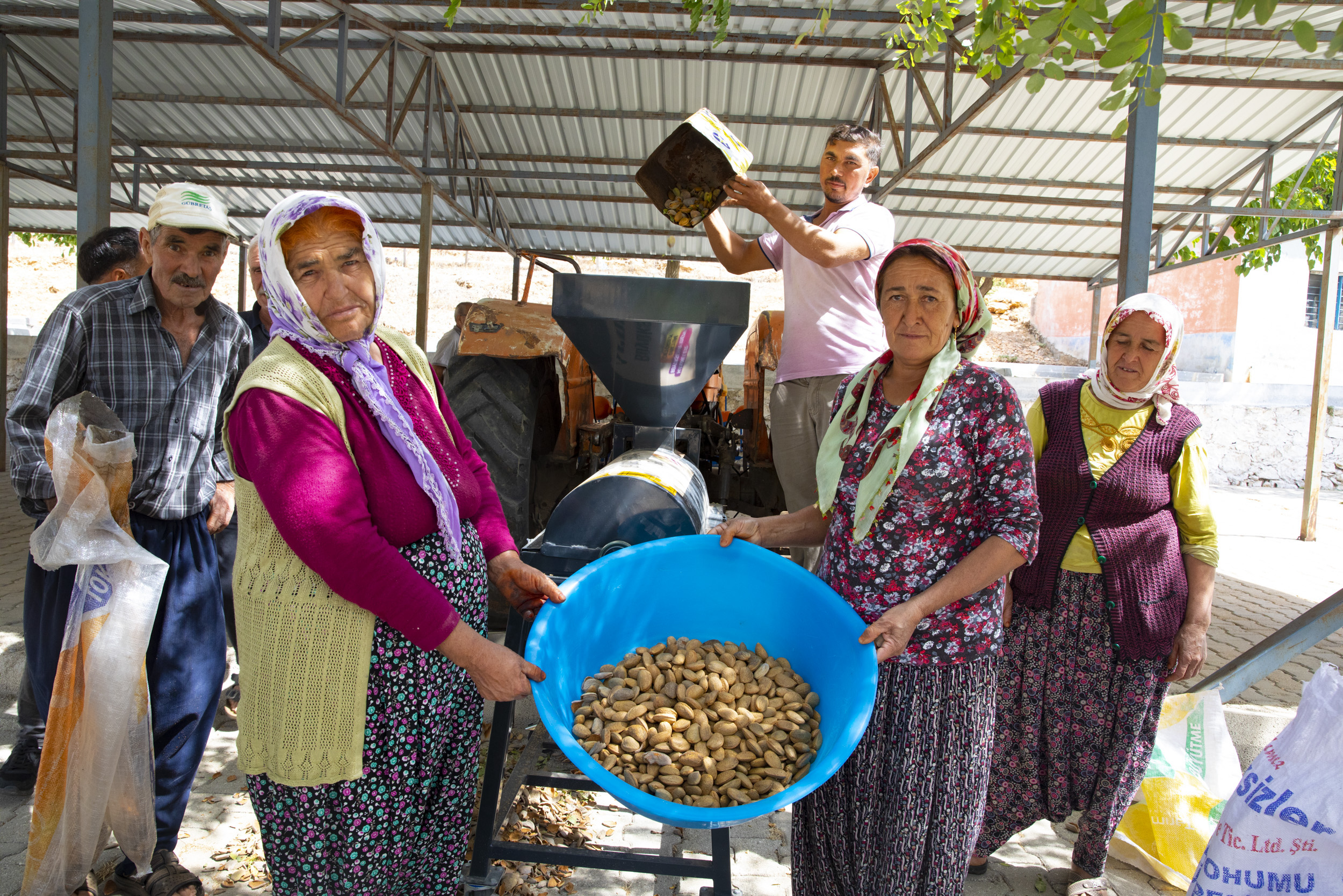 BÜYÜKŞEHİR’İN BADEM SOYMA MAKİNESİ DESTEĞİ İLE HASAT ZAMANI ÇİLE OLMAKTAN ÇIKTI