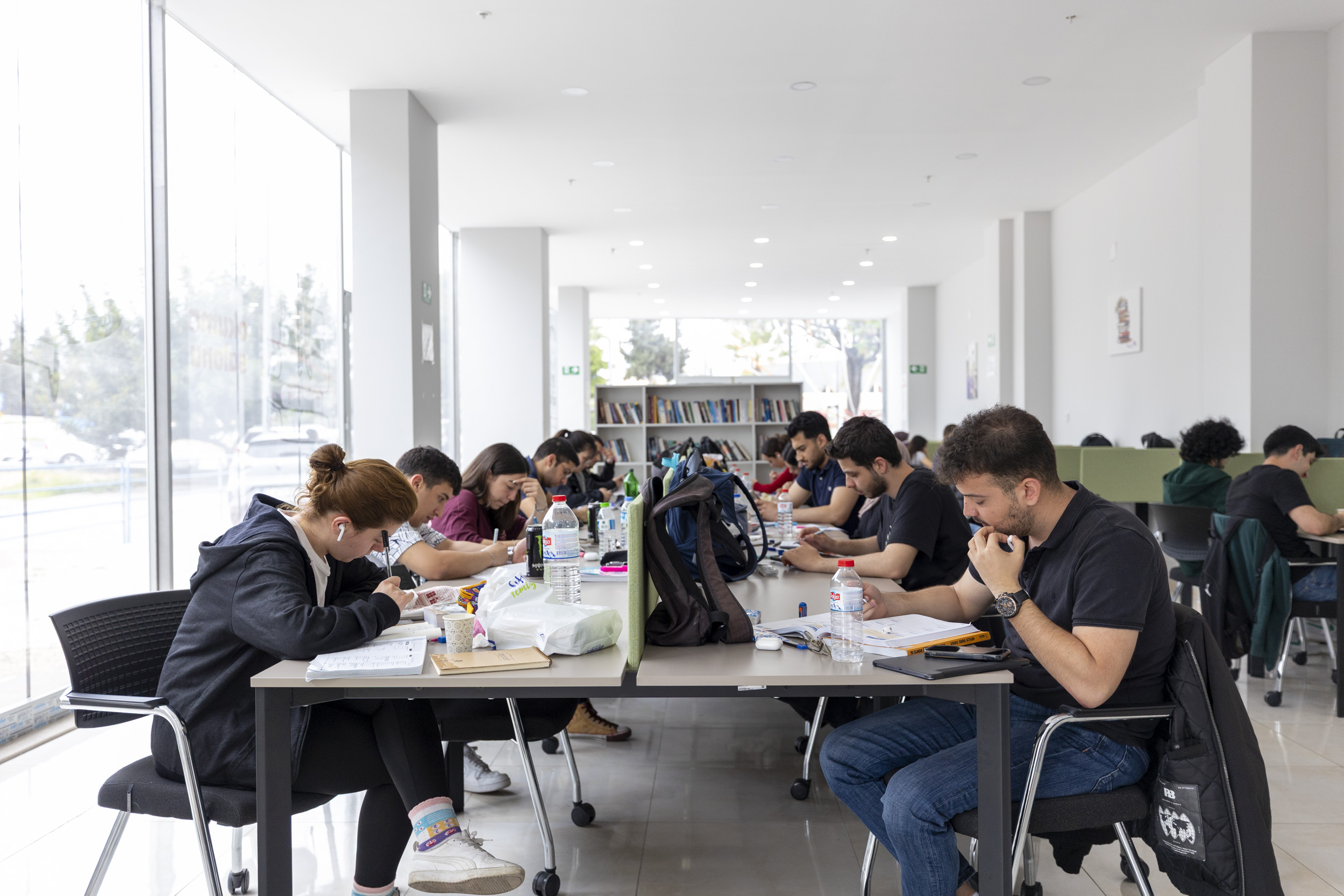 BÜYÜKŞEHİR’İN OKUMA SALONLARI KONFORLU BİR ORTAM SUNUYOR