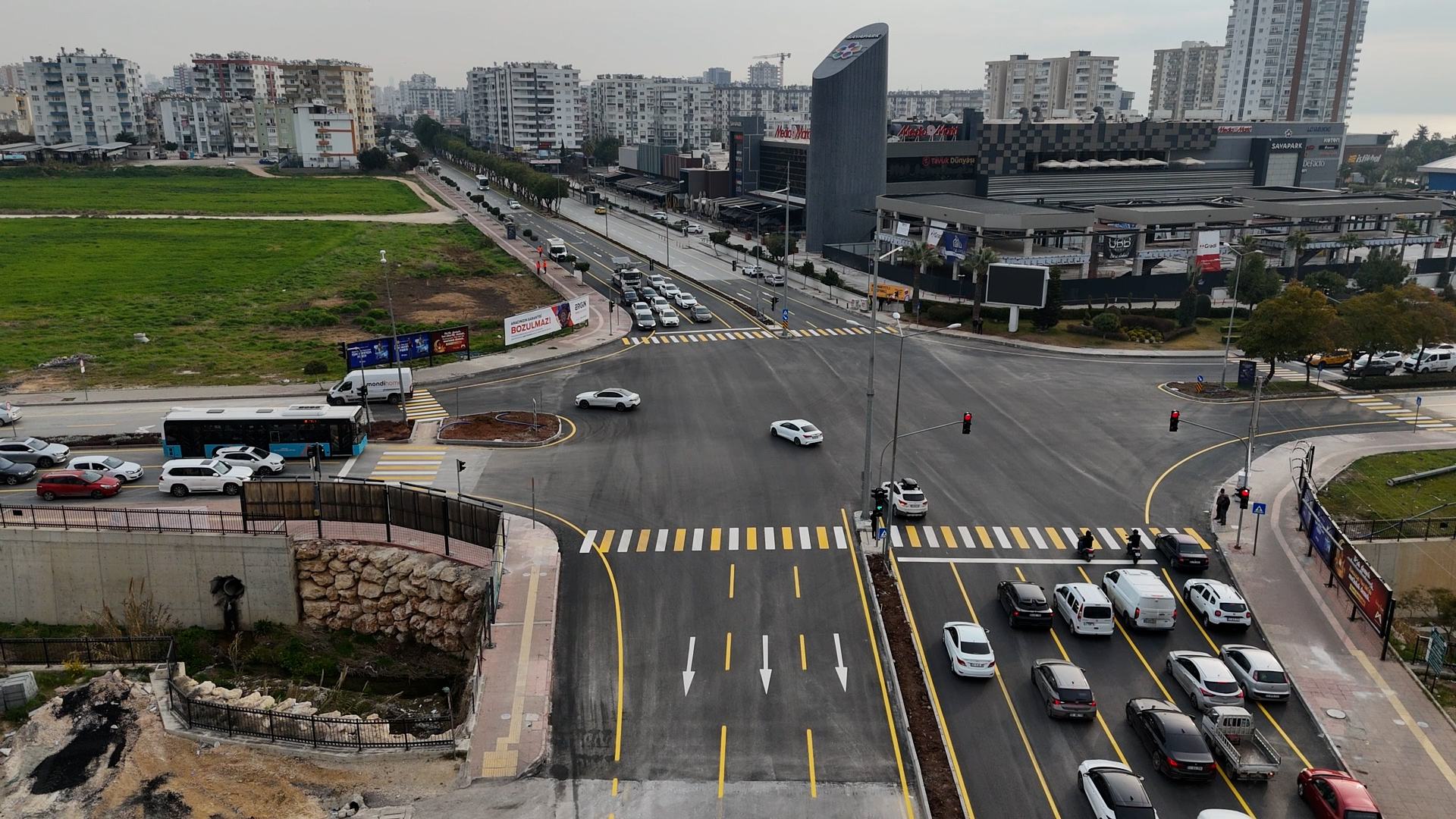 BÜYÜKŞEHİR’İN SAYAPARK KAVŞAĞI’NDAKİ UYGULAMASI TRAFİK AKIŞINI RAHATLATTI