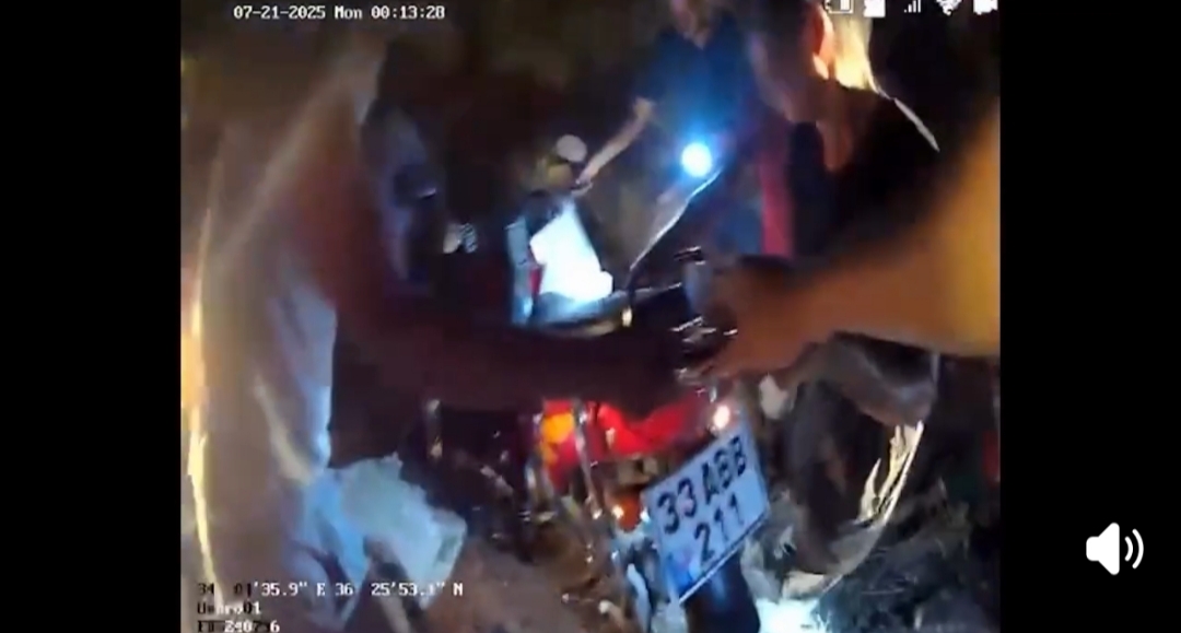 AYAĞI MOTOSİKLET JANTINA SIKIŞAN SÜRÜCÜYÜ İTFAİYE KURTARDI