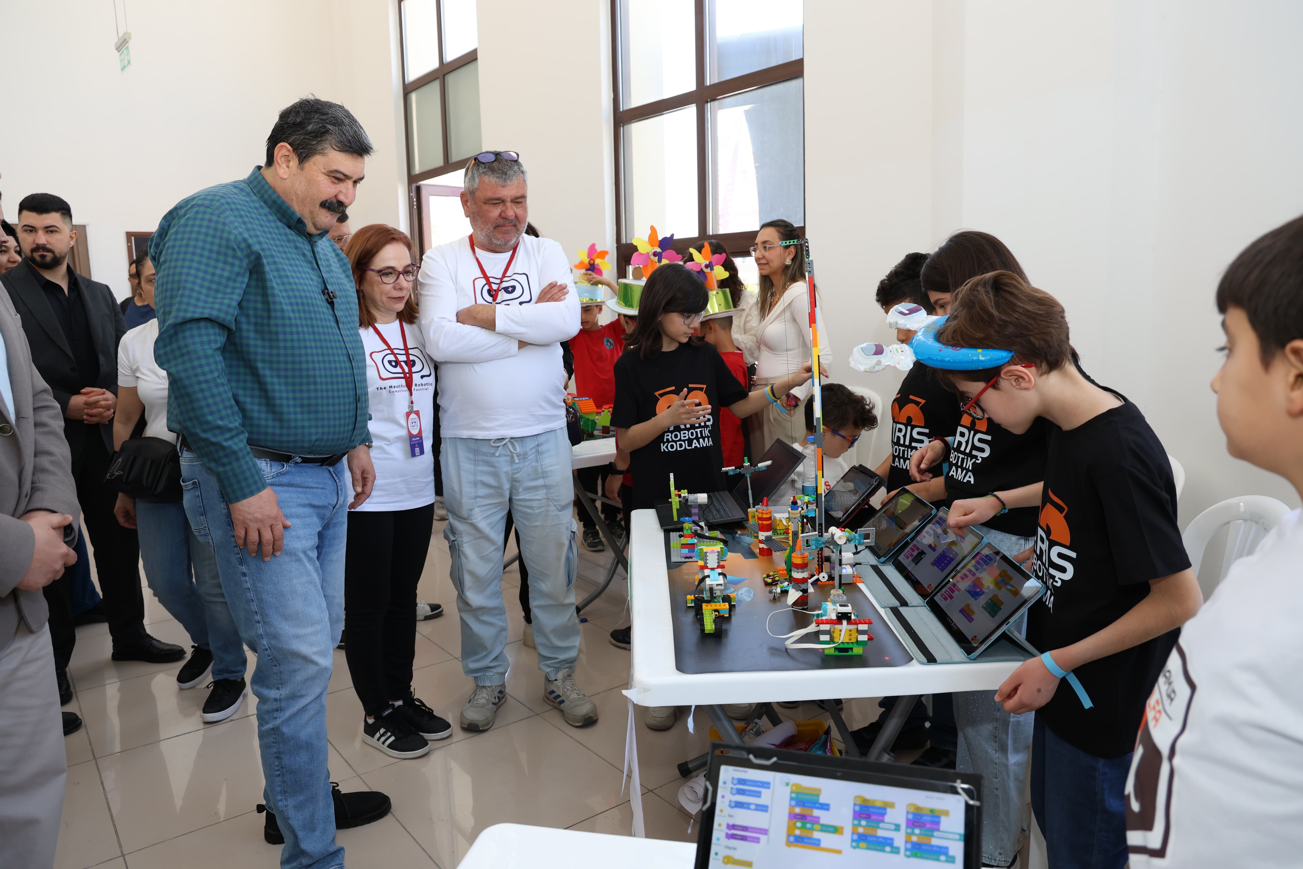 TOROSLAR BELEDİYESİNİN ÖNCÜLÜĞÜNDE ROBOTİK YARIŞMA DÜZENLENDİ