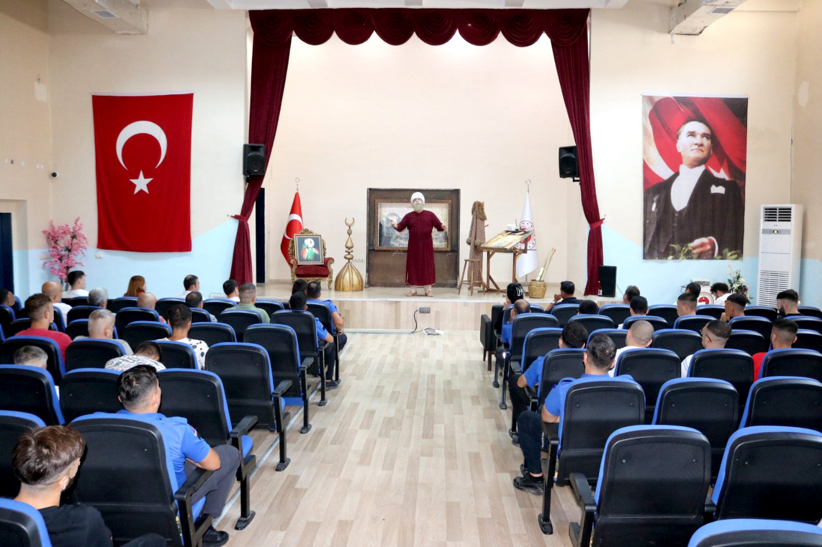 ŞEHİR TİYATROSU TARSUS CEZAEVİ’NDE SAHNE ALDI