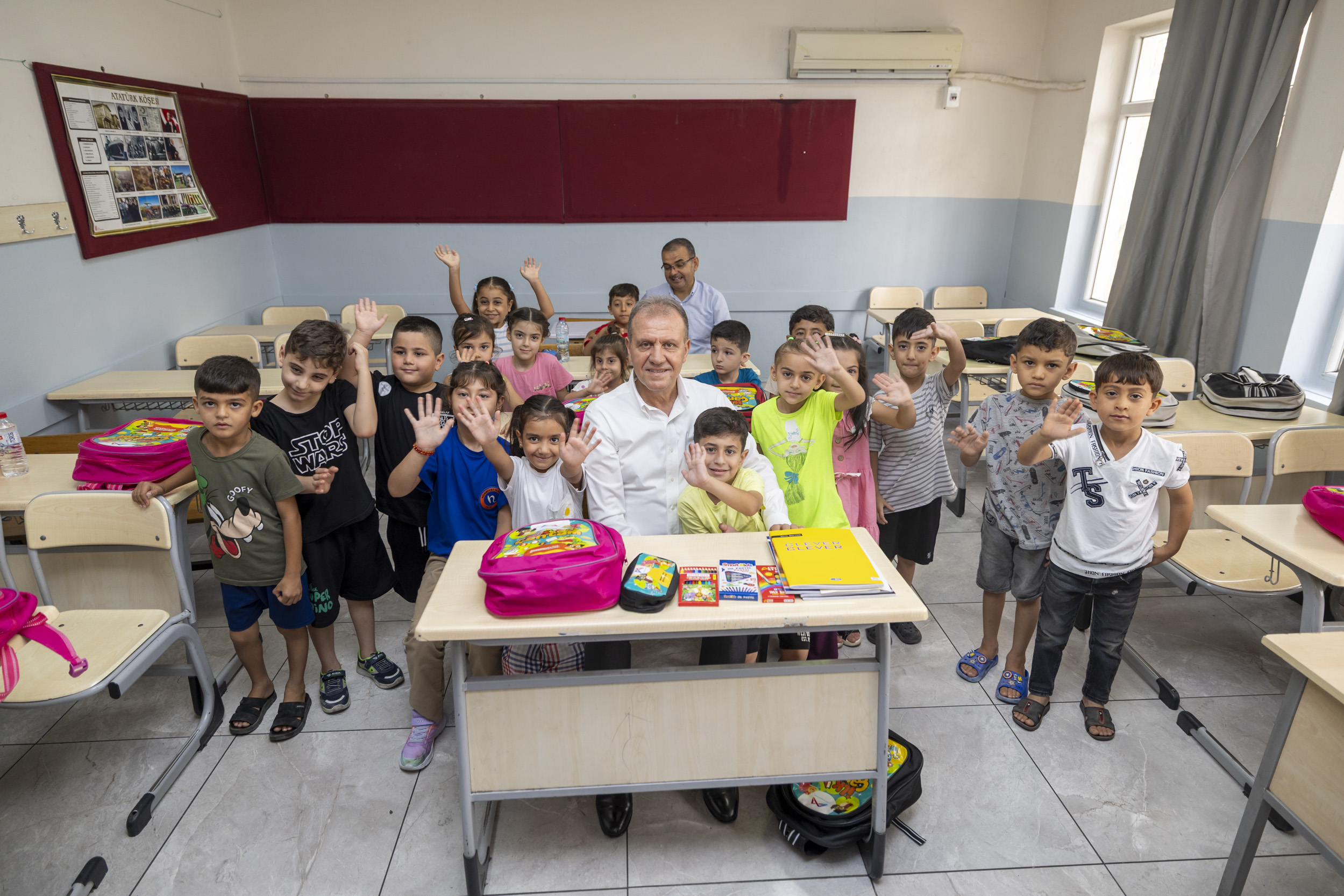 1. SINIF ÖĞRENCİLERİNİN İLK ÇANTALARI BAŞKAN SEÇER’DEN