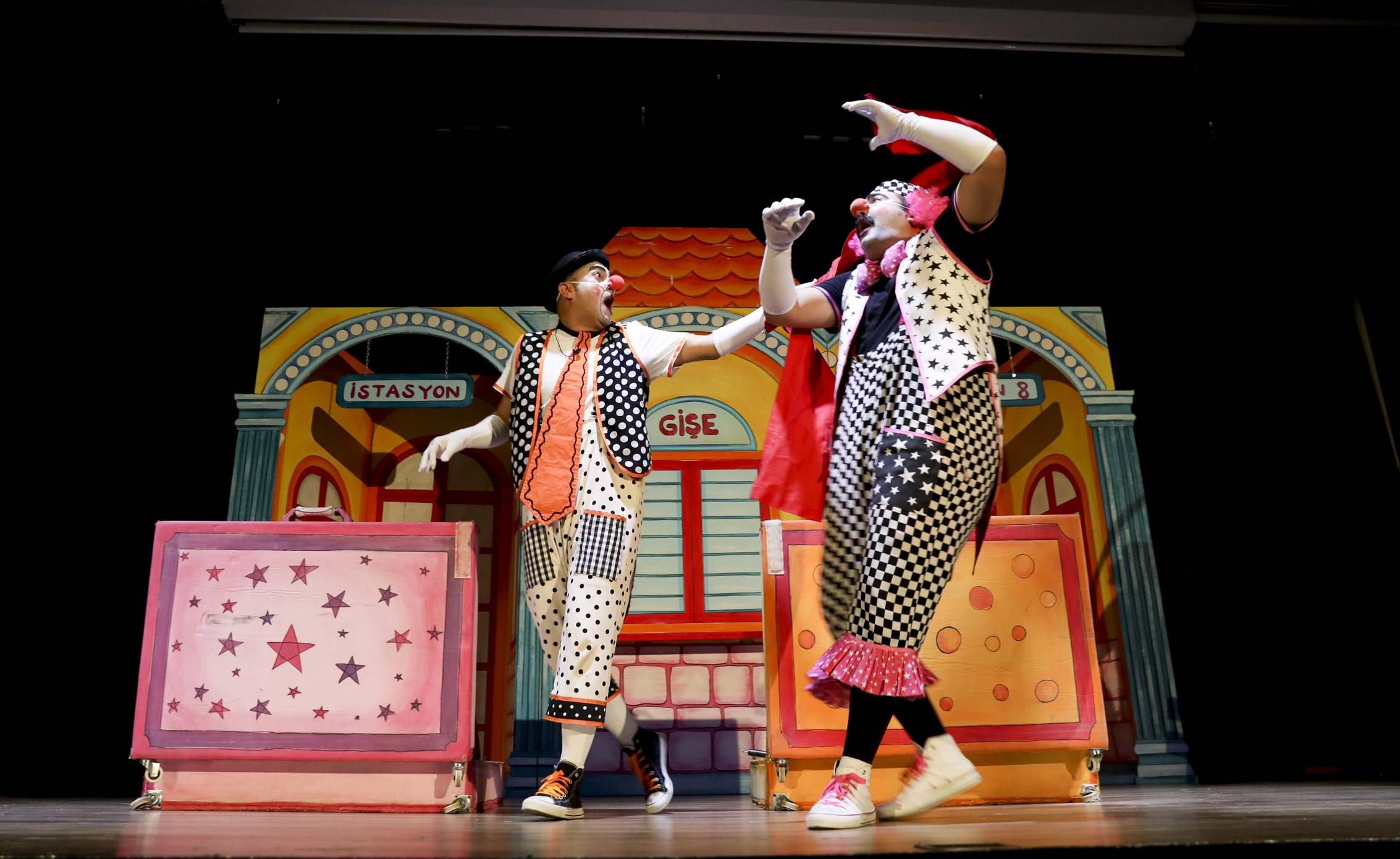 1200 ÖĞRENCİ ‘İKİ BAVUL DOLUSU’ OYUNUNU KAHKAHALARLA İZLEDİ