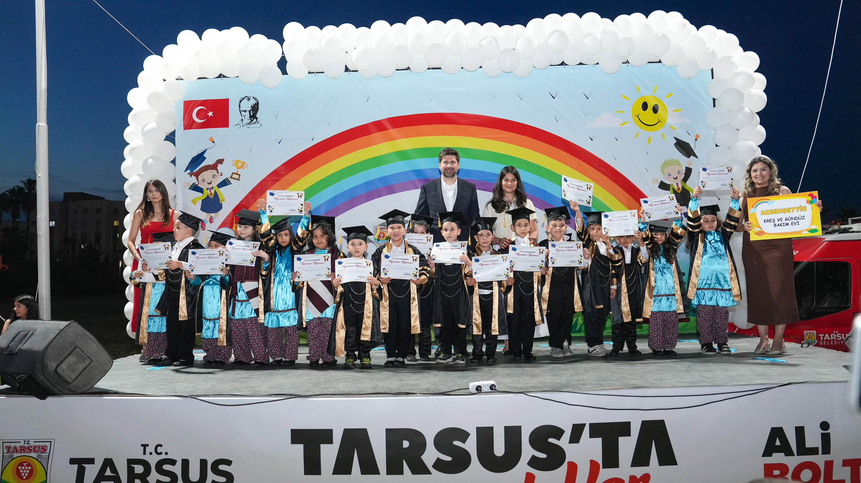 TARSUS’TA MİNİKLERDEN MEZUNİYET COŞKUSU