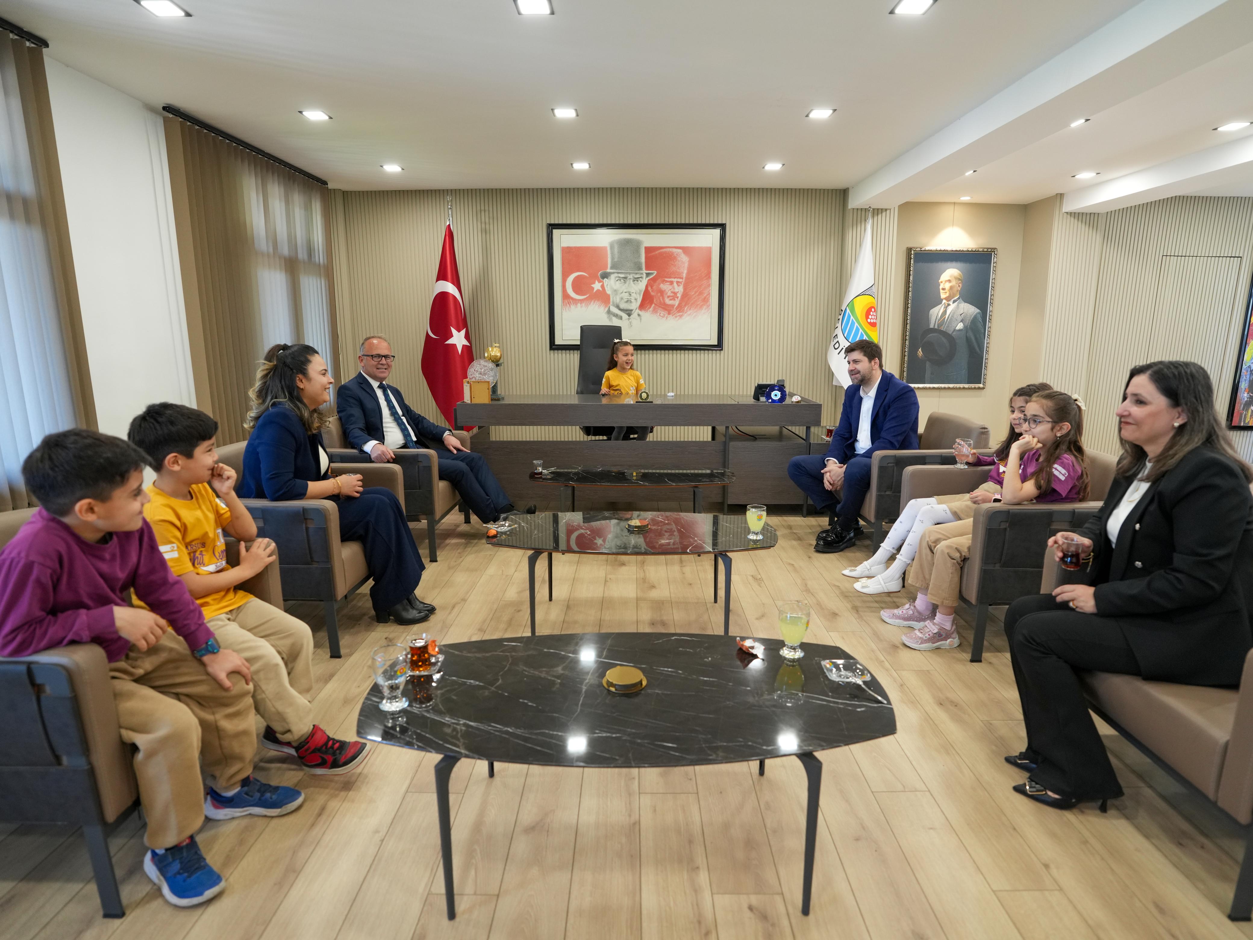 23 NİSAN’DA TARSUS’TA GELENEK SÜRDÜ: BAŞKAN ALİ BOLTAÇ KOLTUĞUNU ÇOCUKLARA DEVRETTİ