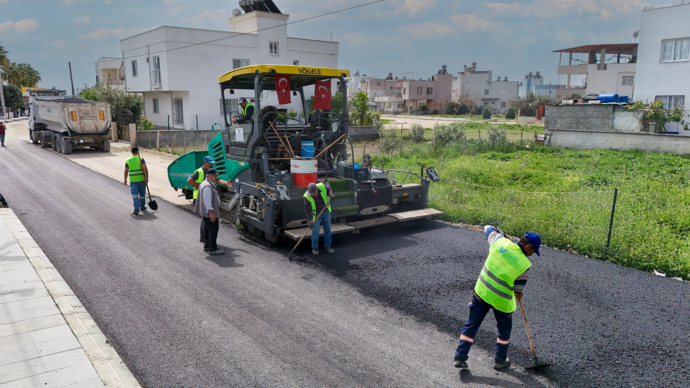 TARSUS BELEDİYESİ’NDEN SICAK ASFALT ATAĞI
