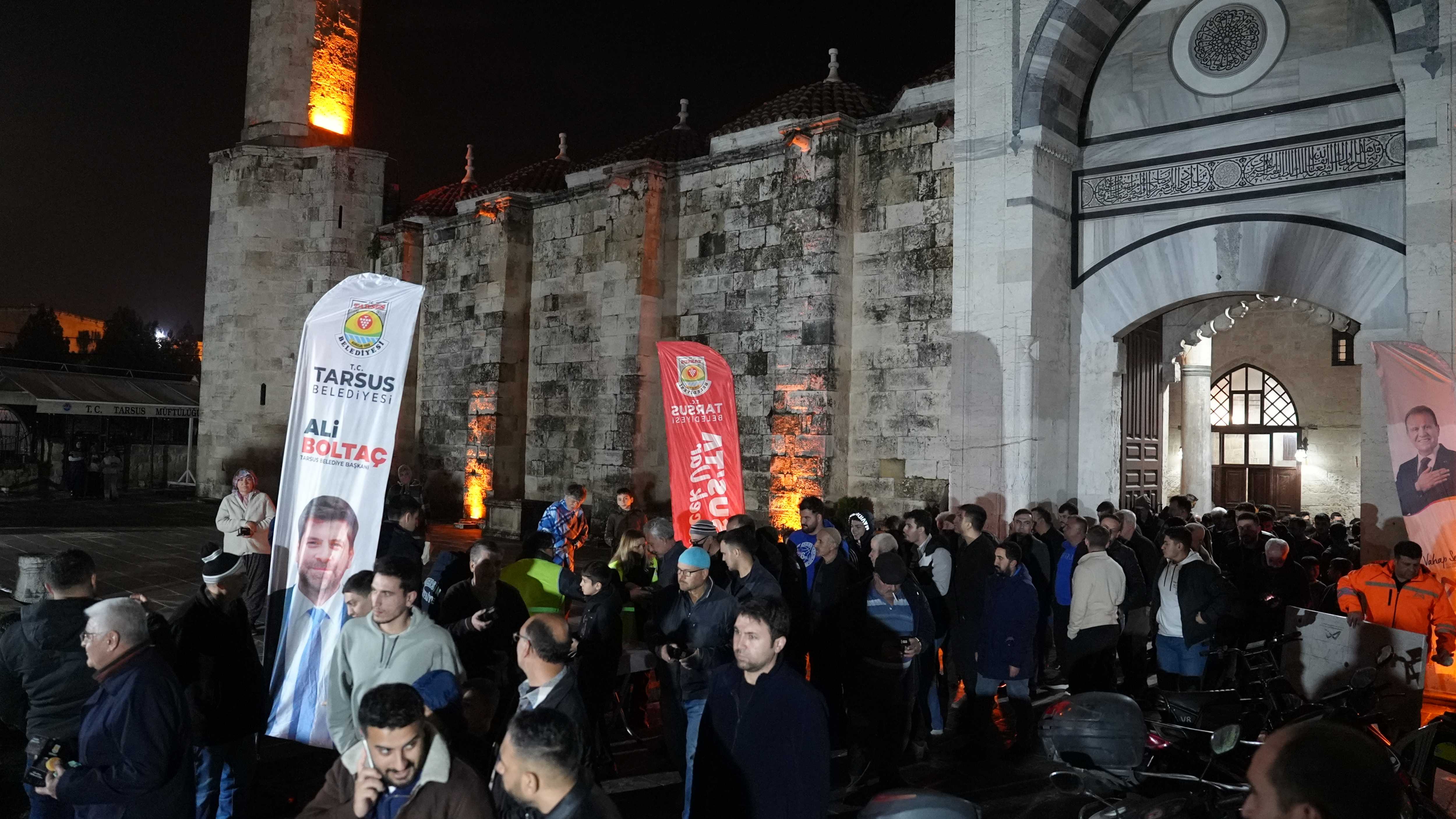 TARSUS’TA BERAT KANDİLİ BEREKETİ PAYLAŞILDI