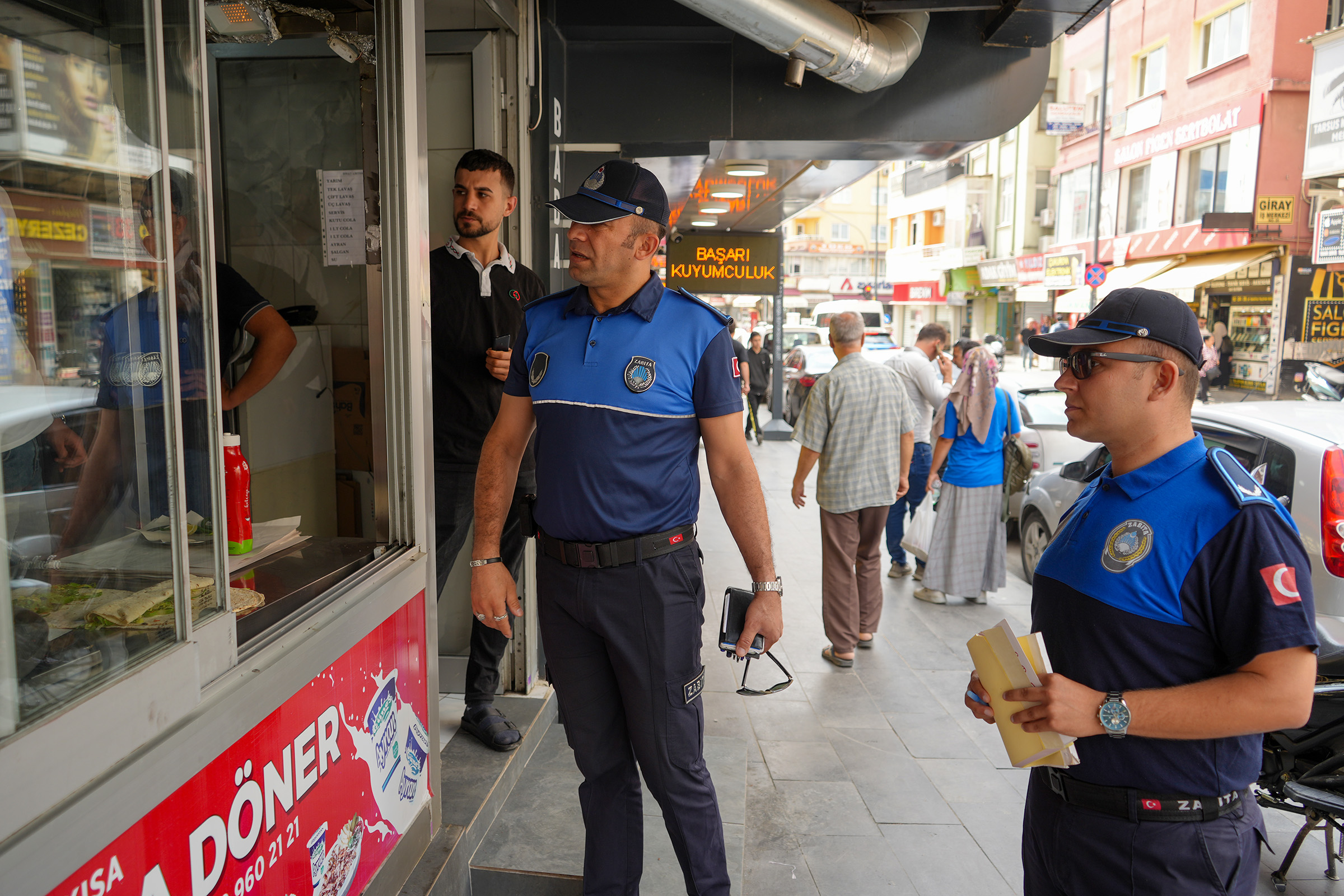 TARSUS BELEDİYESİ ZABITA MÜDÜRLÜĞÜ'NDEN KALDIRIM İŞGALİ DENETİMİ