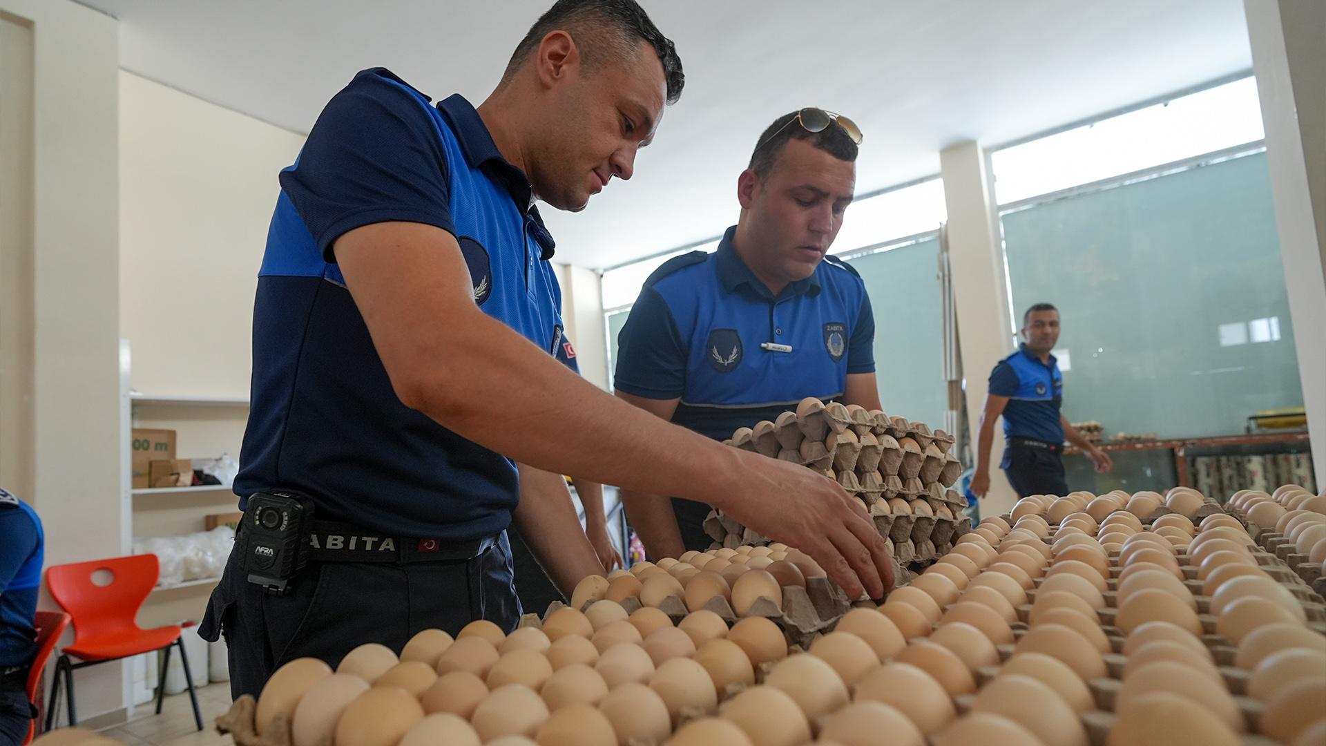TARSUS BELEDİYESİ ZABITASINDAN HALK SAĞLIĞINI KORUYAN OPERASYON: ALTMIŞ BİN BOZUK YUMURTAYA EL KONULDU