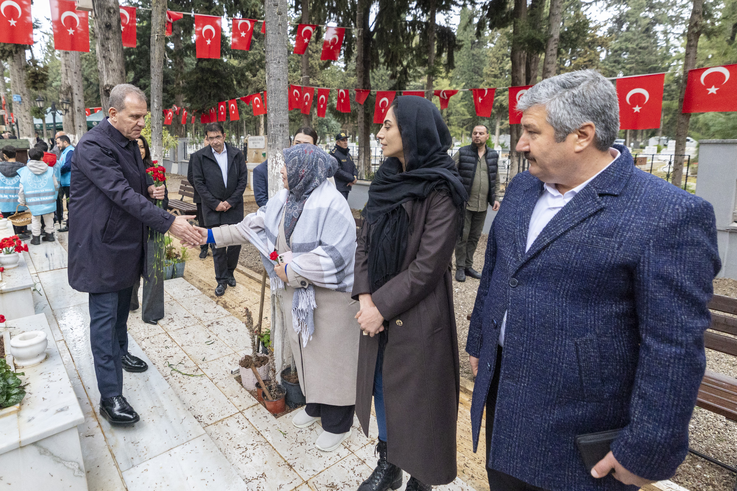 BAŞKAN SEÇER, BAYRAM ARİFESİNDE ŞEHİTLİĞİ ZİYARET ETTİ VE KENT PROTOKOLÜ İLE BAYRAMLAŞTI