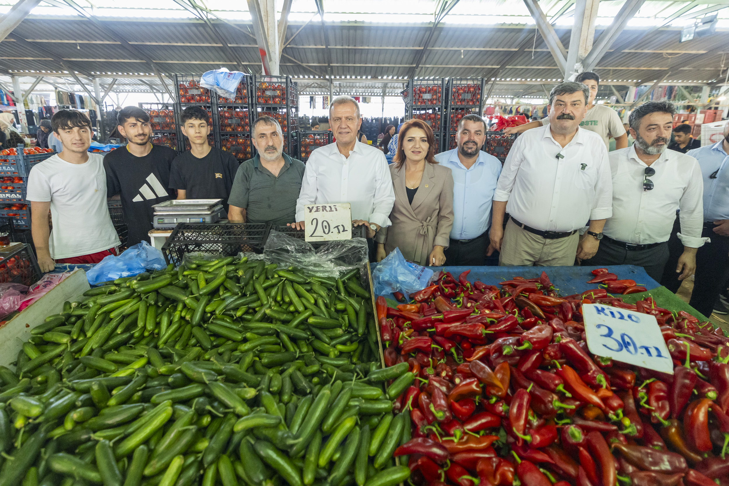BAŞKAN SEÇER, GÜNEYKENT PAZAR YERİ’Nİ ZİYARET ETTİ
