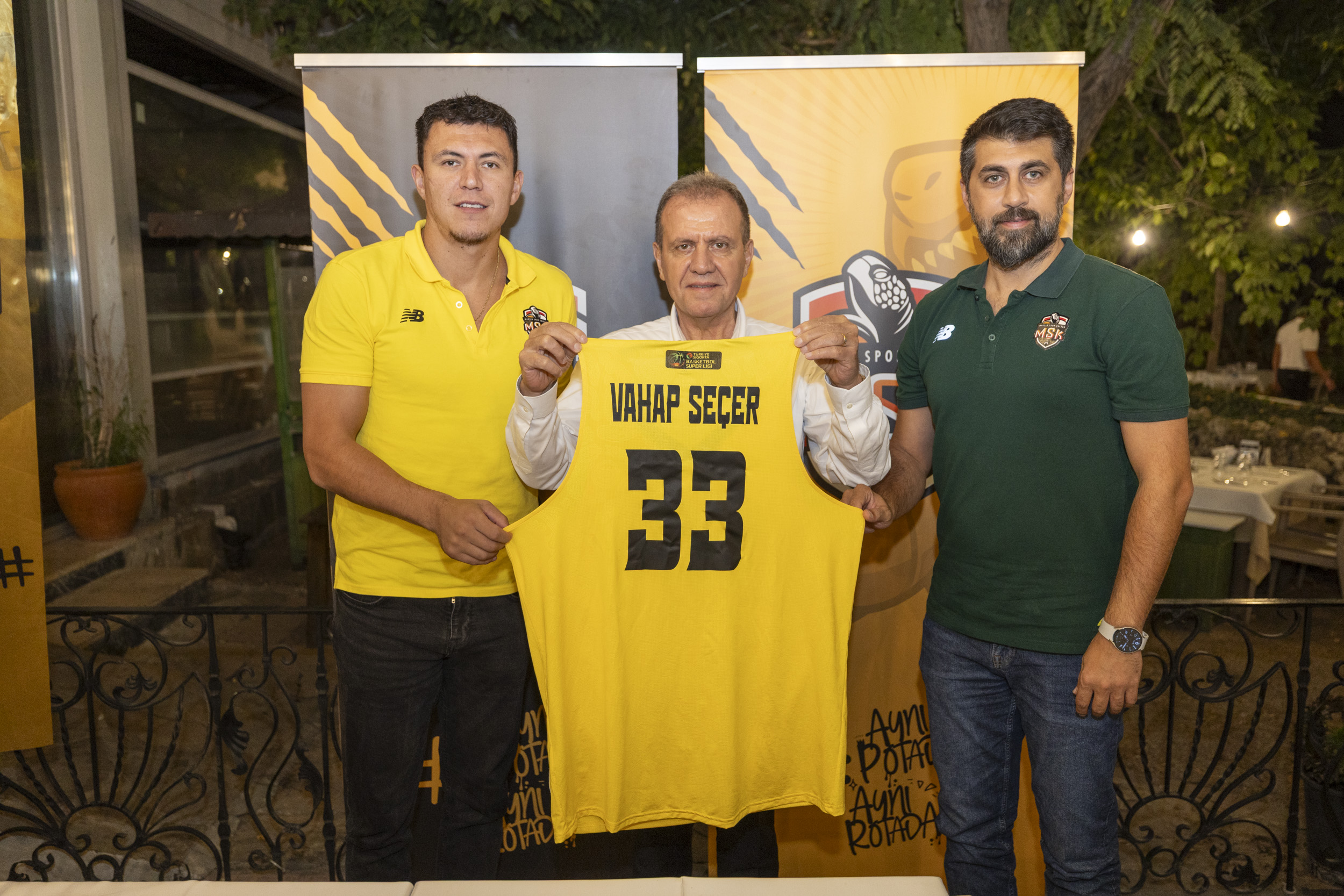 BAŞKAN SEÇER, MSK ERKEK BASKETBOL TAKIMI İLE BİR ARAYA GELDİ