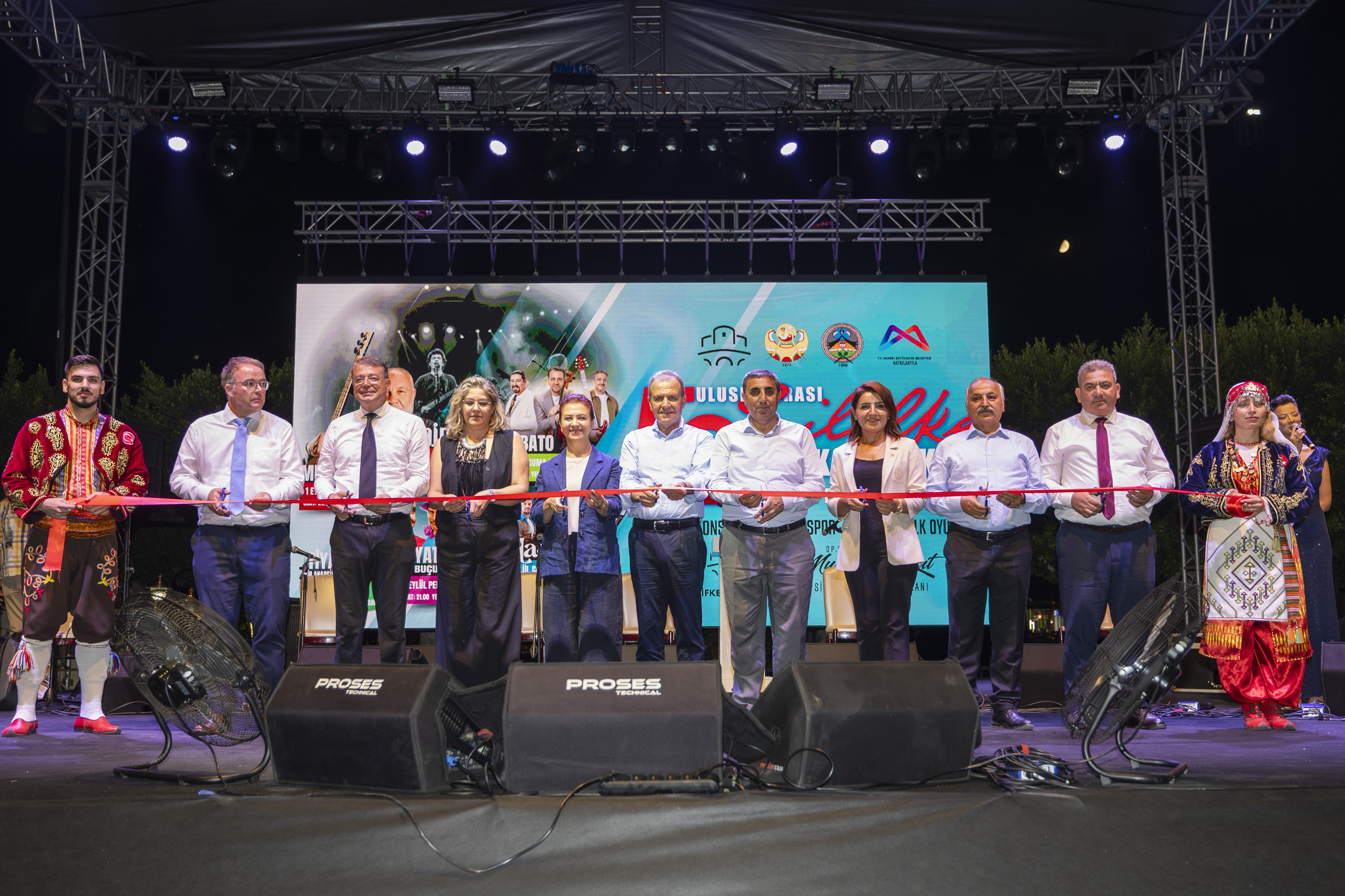 BAŞKAN SEÇER VE MERAL SEÇER, ‘52. ULUSLARARASI SİLİFKE MÜZİK VE FOLKLOR FESTİVALİ’NİN AÇILIŞINA KATILDI