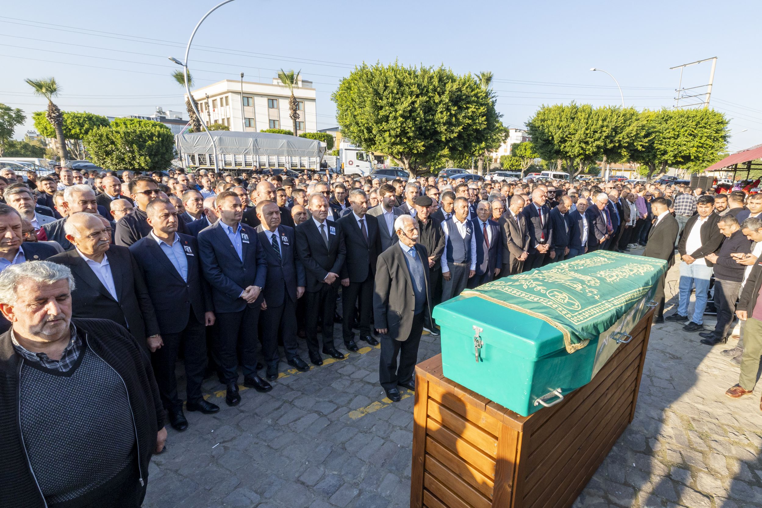 BAŞKAN SEÇER’İN ACI GÜNÜ BAŞKAN SEÇER, KARDEŞİNİ SON YOLCULUĞUNA UĞURLADI