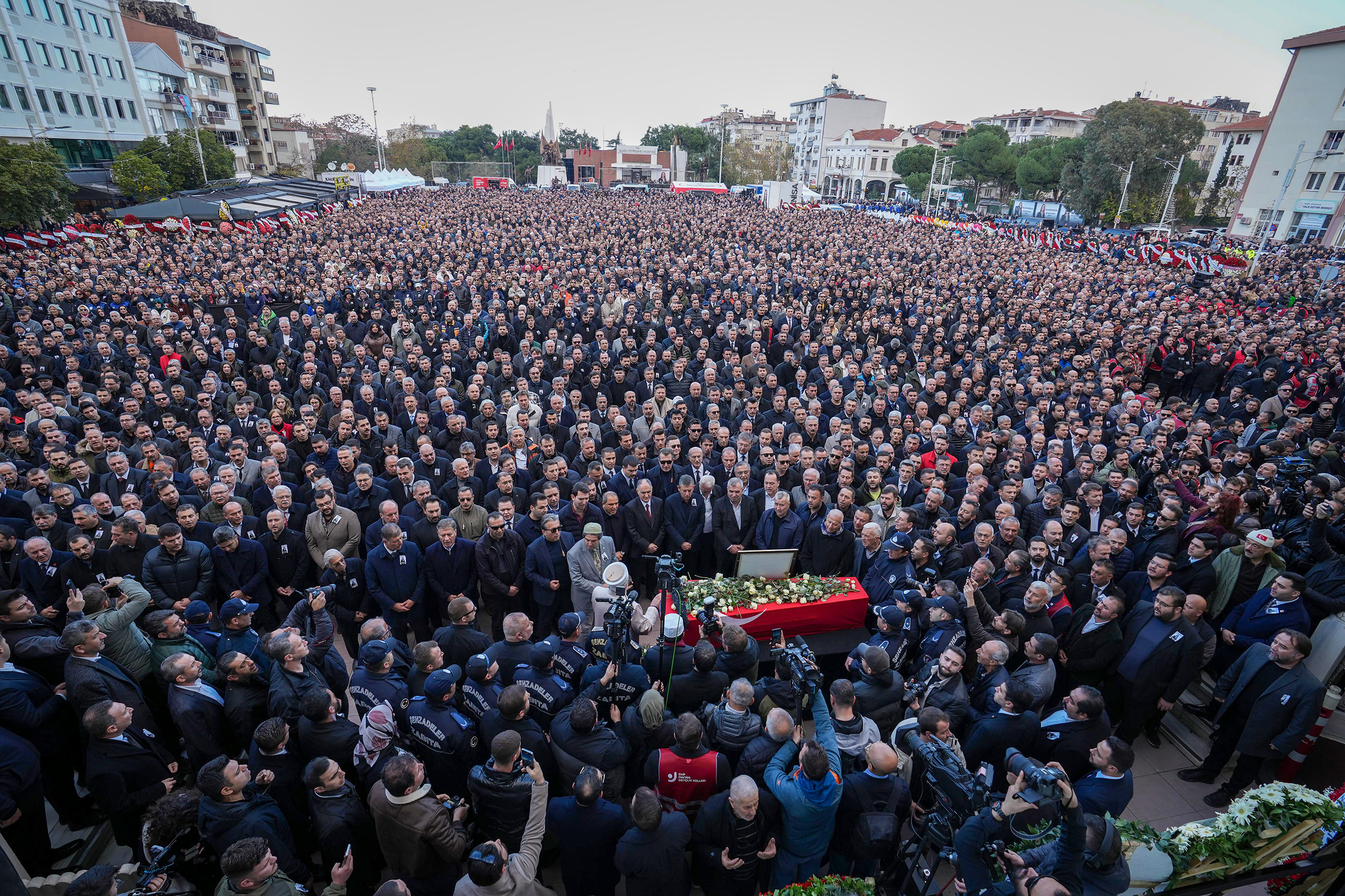 BAŞKAN SEÇER, ŞEHZADELER BELEDİYE BAŞKANI GÜLŞAH DURBAY’IN MANİSA’DAKİ CENAZE TÖRENİNE KATILDI