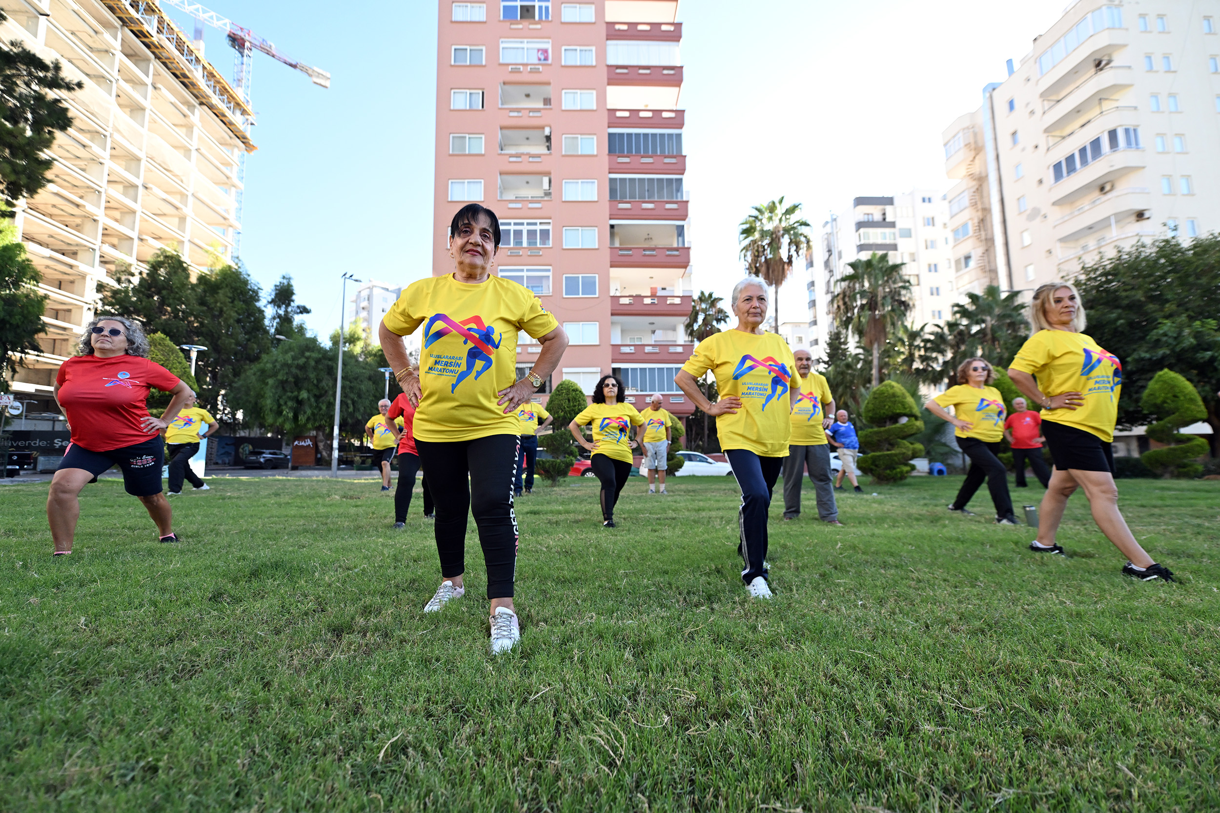 BÜYÜKŞEHİR’DEN EMEKLİ EVİ ÜYELERİ’NE SABAH SPORU EMEKLİLER BÜYÜKŞEHİR’LE HEM SOSYALLEŞİYOR HEM DE SPOR YAPIYOR