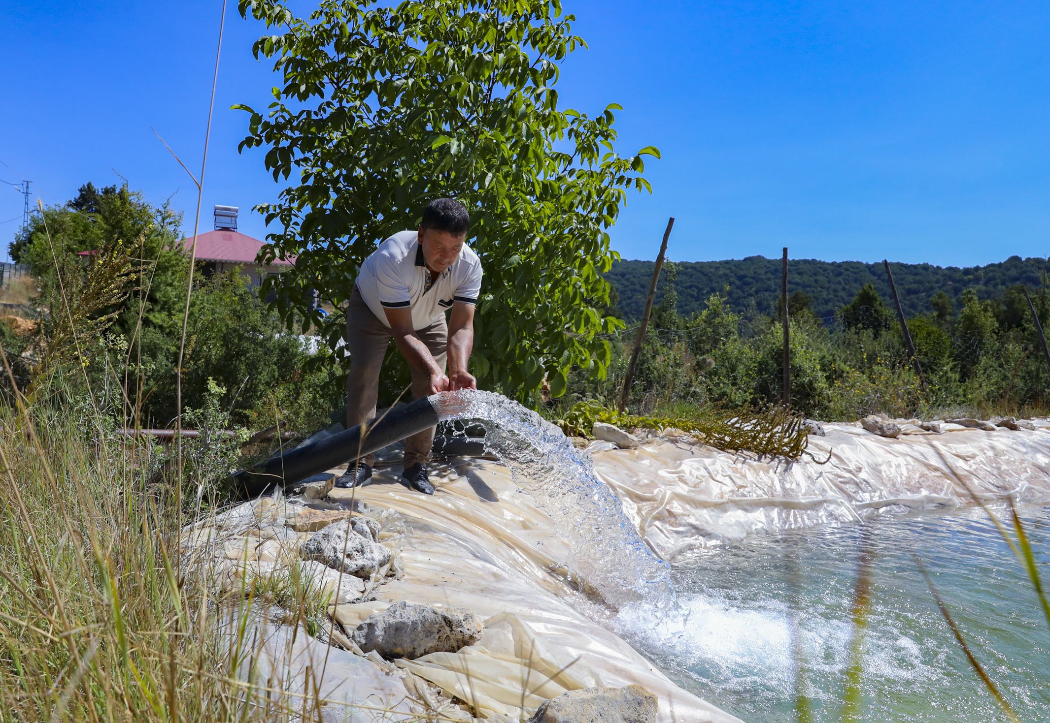 BÜYÜKŞEHİR’DEN ERDEMLİ’NİN KIRSALINA SULAMA BORUSU DESTEĞİ
