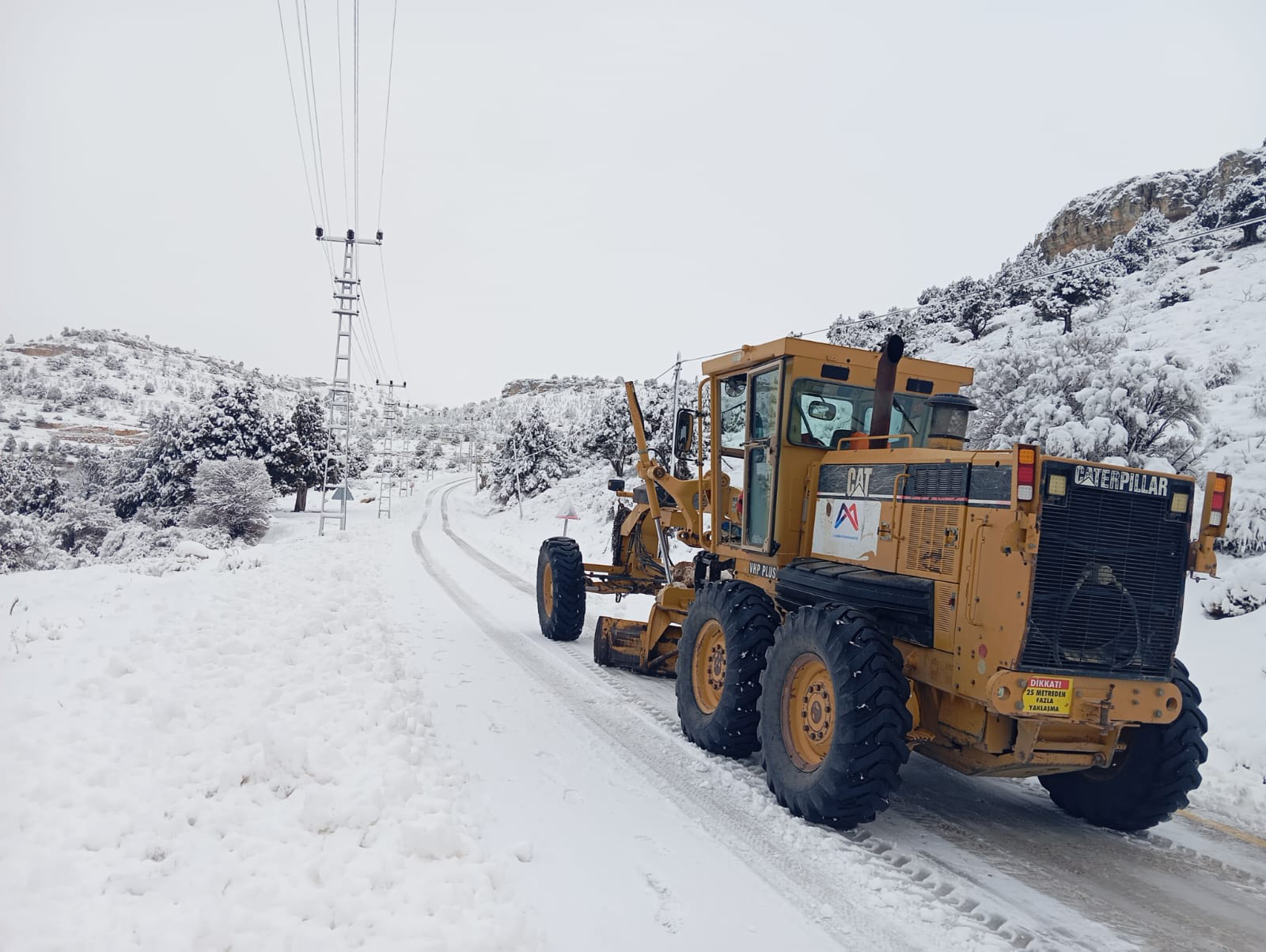 MERSİN'İN YÜKSEK KESİMLERDE YOLLARI AÇIK TUTUYOR