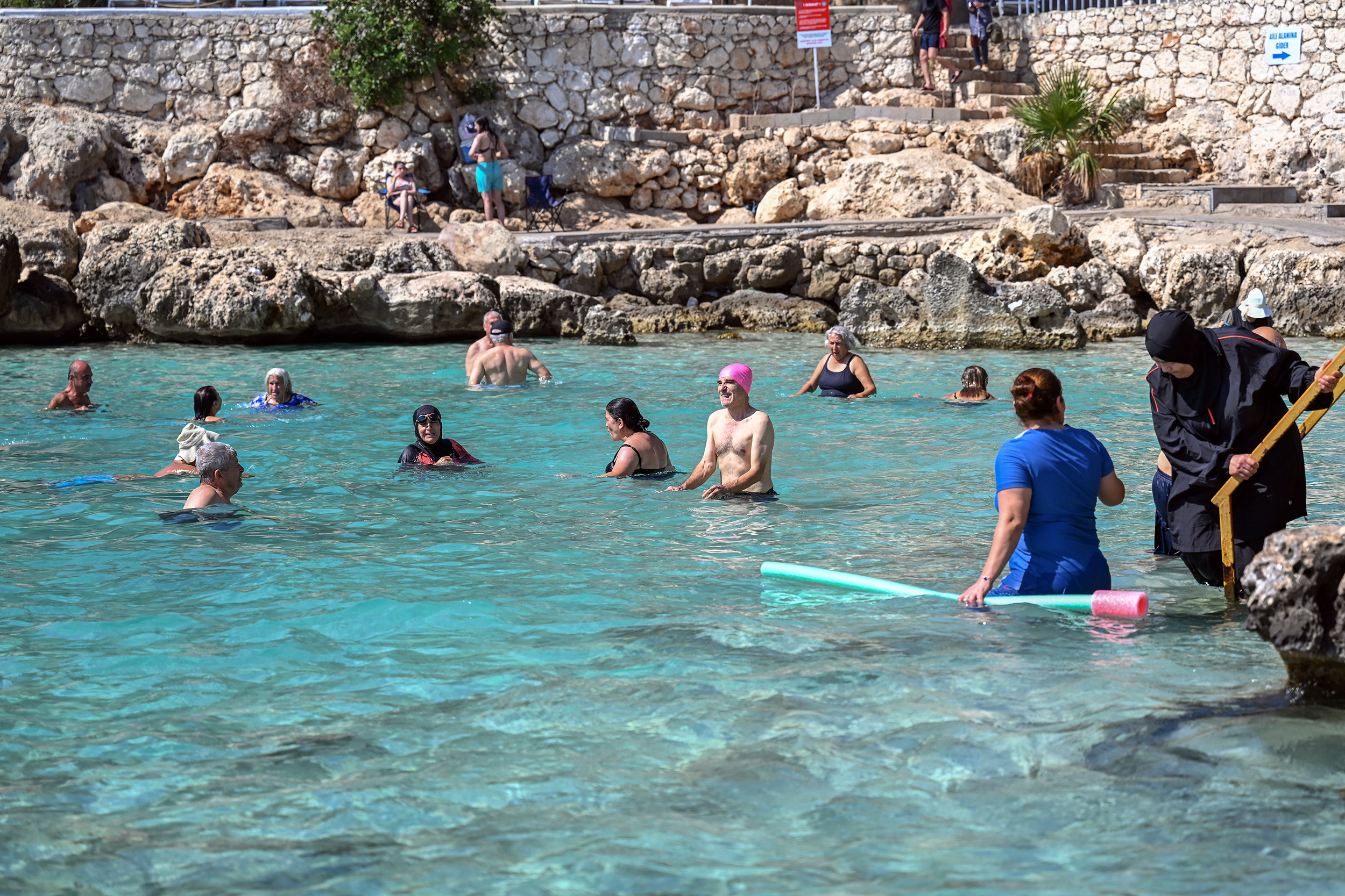 BÜYÜKŞEHİR EMEKLİ EVİ ÜYELERİ YAPRAKLI KOY’DA DENİZİN TADINI ÇIKARDI