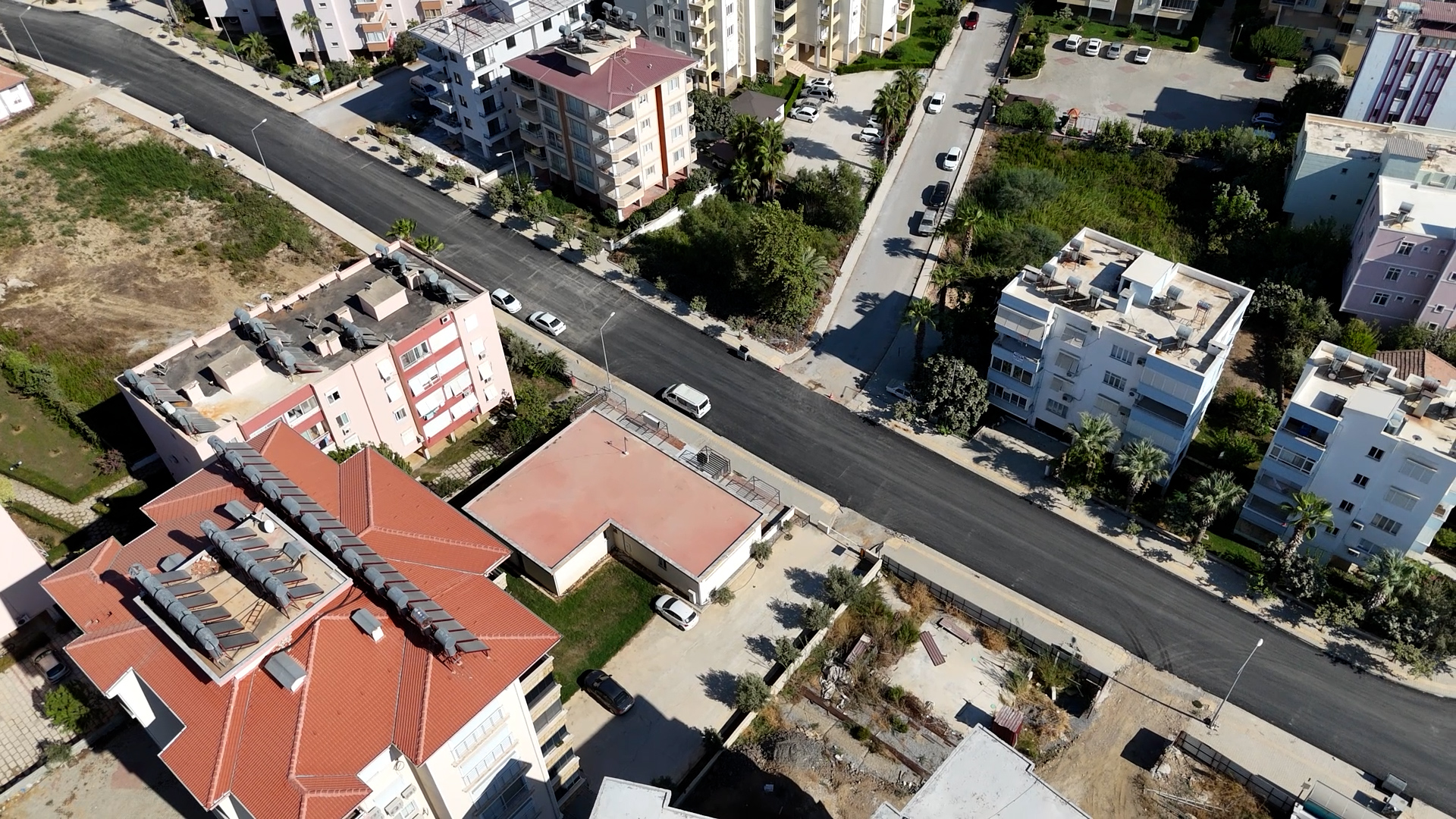 BÜYÜKŞEHİR’LE ANAMUR’UN GRUP YOLLARI AVRUPA STANDARDINA YÜKSELDİ