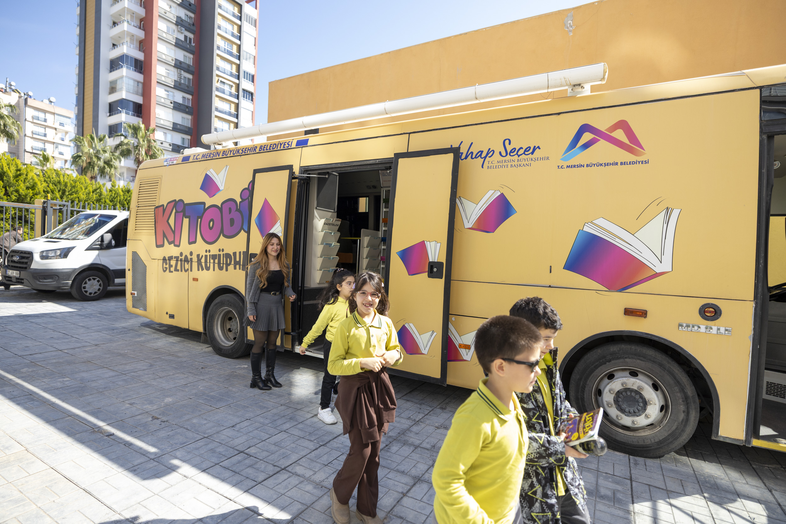 ŞEHİR TİYATROSU ‘İKİ BAVUL DOLUSU’ OYUNU İLE MİNİK SEYİRCİLERE ULAŞMAYA DEVAM EDİYOR