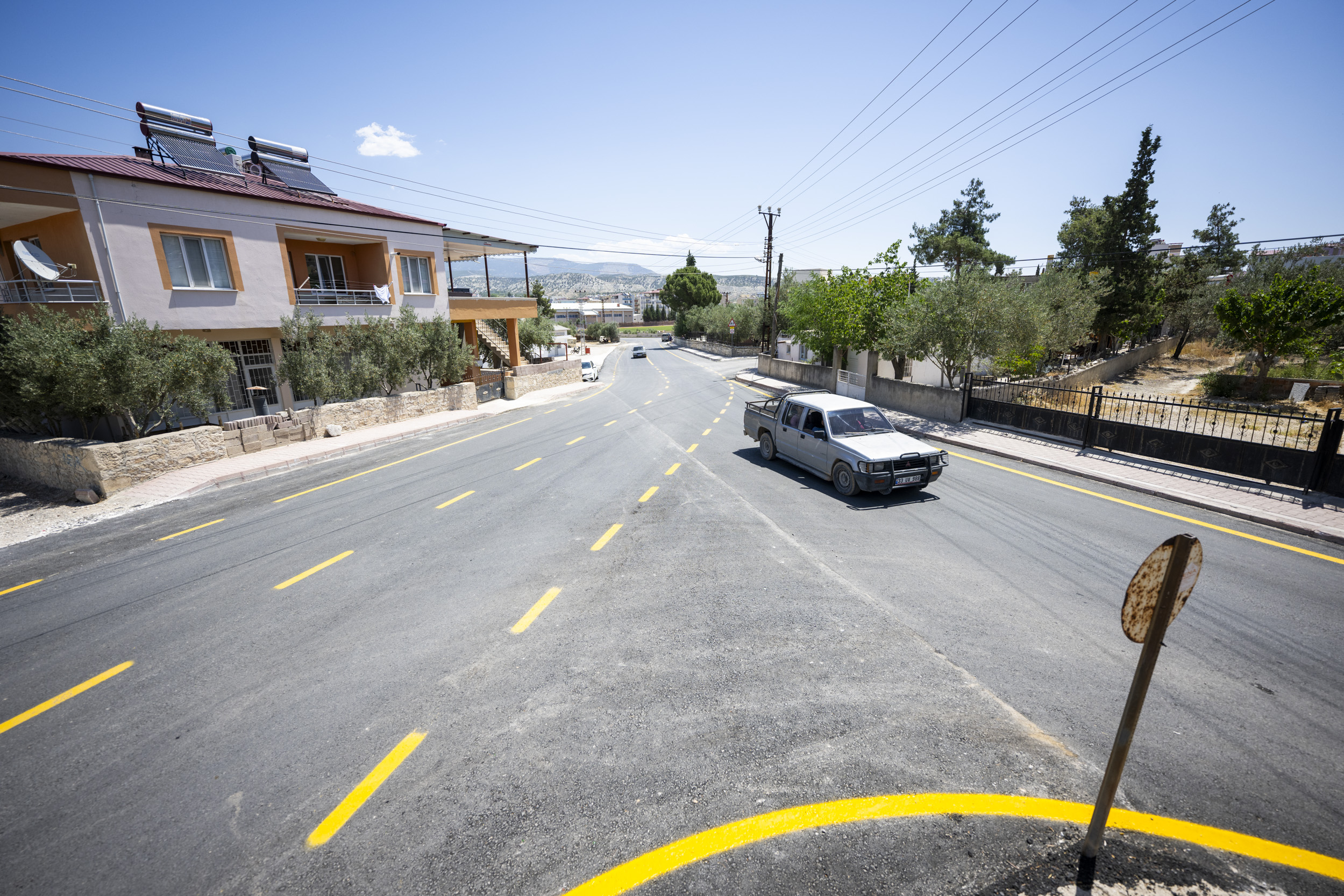 BÜYÜKŞEHİR’İN İLÇELERDEKİ ASFALT SEFERBERLİĞİ DEVAM EDİYOR