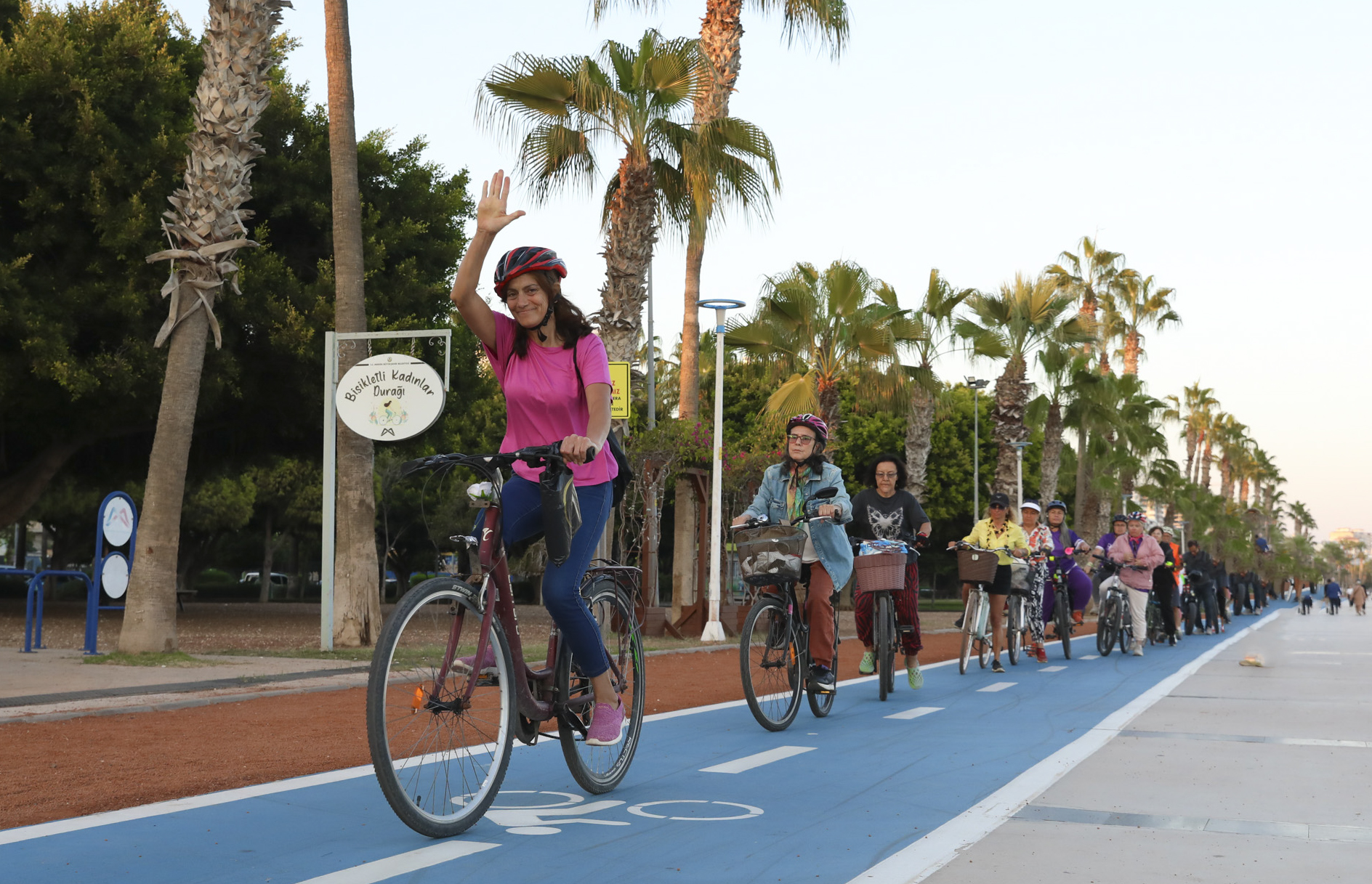 BÜYÜKŞEHİR, KADINLARA GÜVENLİ BİSİKLET SÜRMEYİ ÖĞRETİYOR