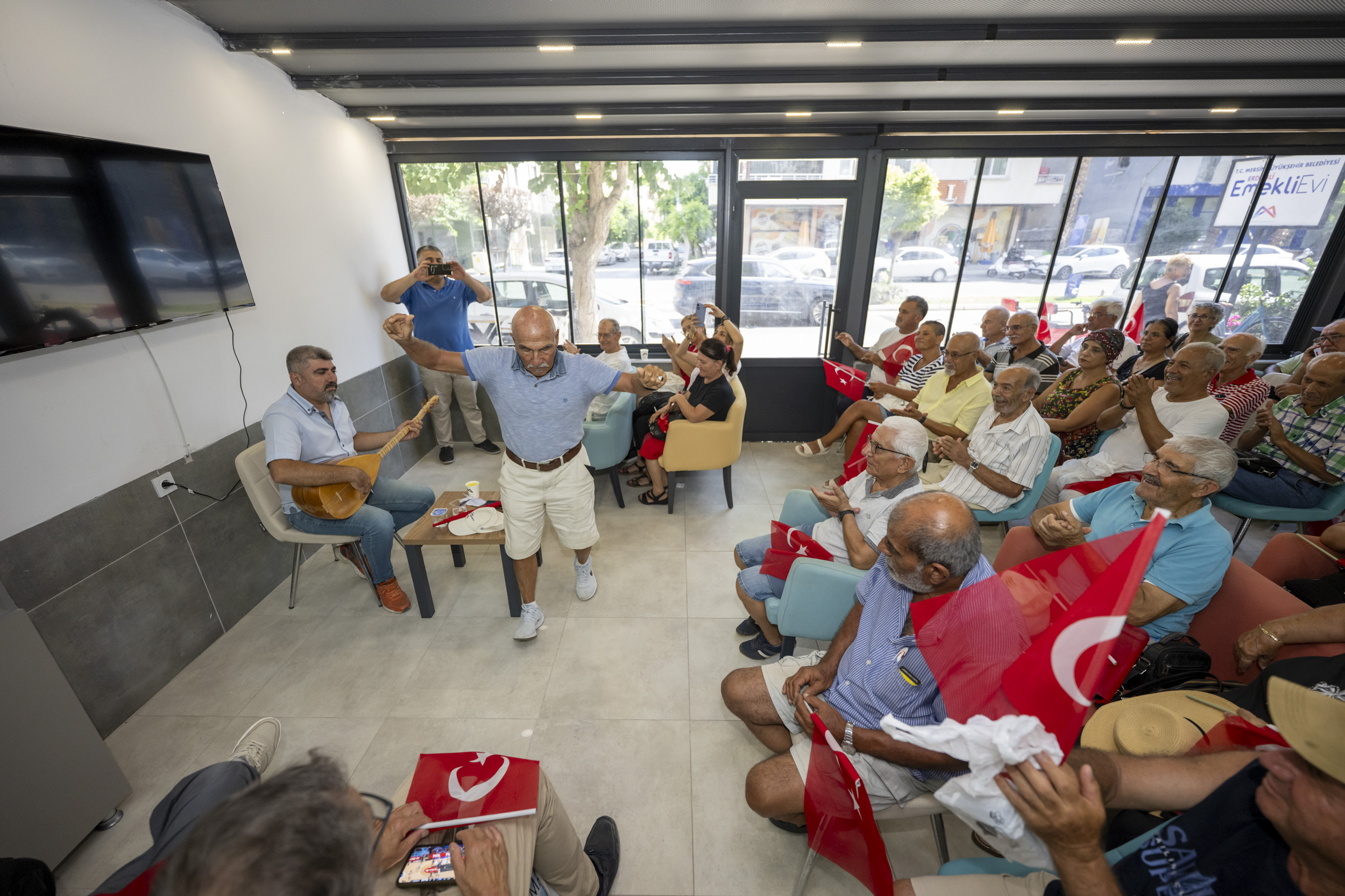EMEKLİLER, BÜYÜKŞEHİR BELEDİYESİ’NİN ERDEMLİ EMEKLİ EVİ’NDE TÜRKÜLERLE BULUŞTU