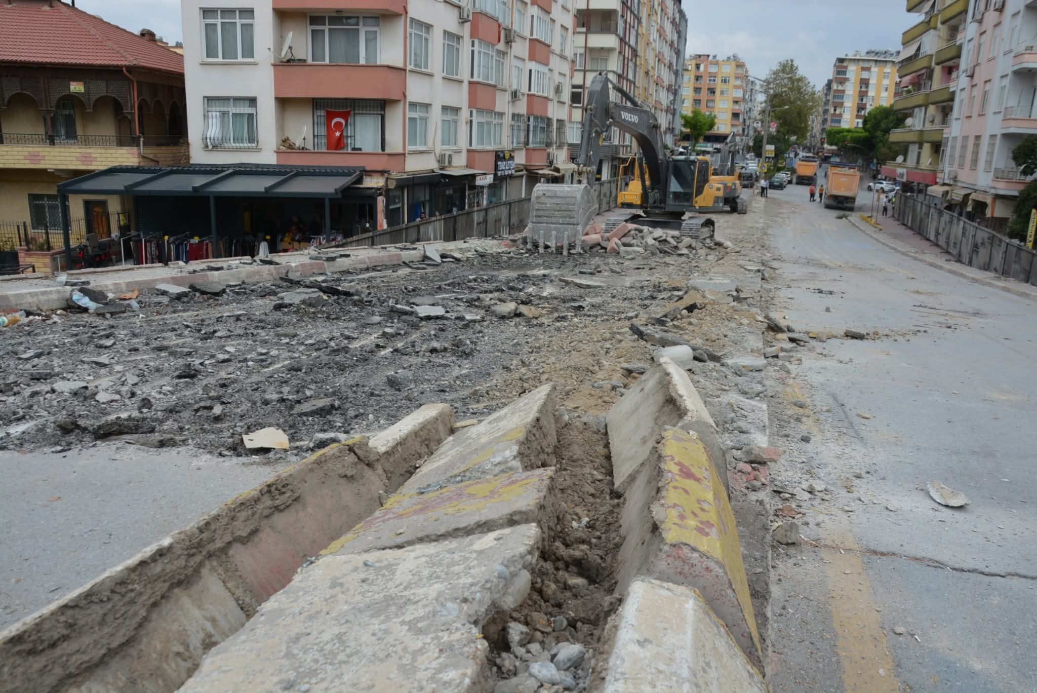 BÜYÜKŞEHİR EKİPLERİ TARSUS’TA SUNAY ATİLLA ÜSTGEÇİDİ’Nİ YIKMAYA BAŞLADI