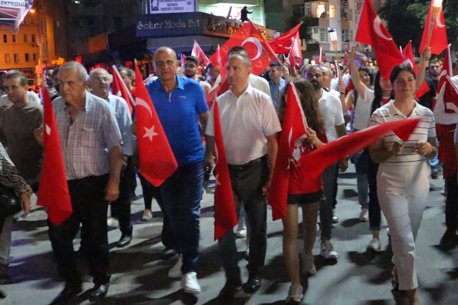 TARSUS'TA ZAFER YÜRÜYÜŞÜYLE SOKAKLAR COŞTU