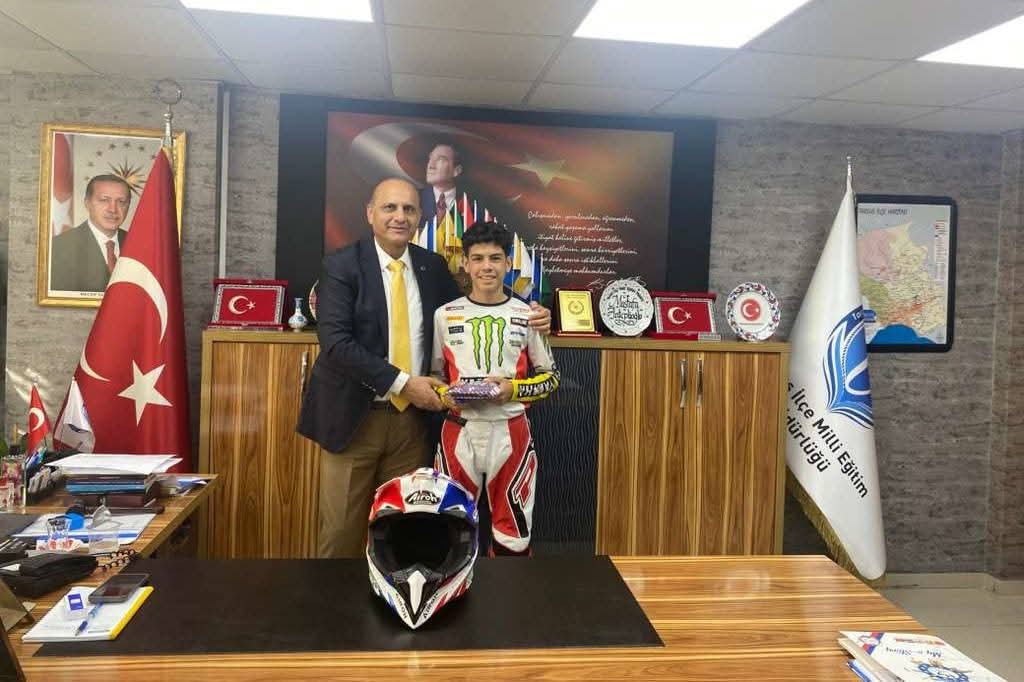 MOTOKROS’UN PARLAYAN YILDIZI: HIZ, CESARET VE AZMİN ADI BERKAY SARI