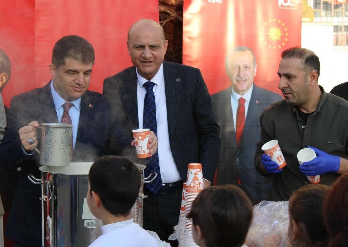 AK PARTİLİ İLÇE BAŞKANI FEVZİ İNAN, ÖĞRENCİLERE ÇORBA DAĞITTI...