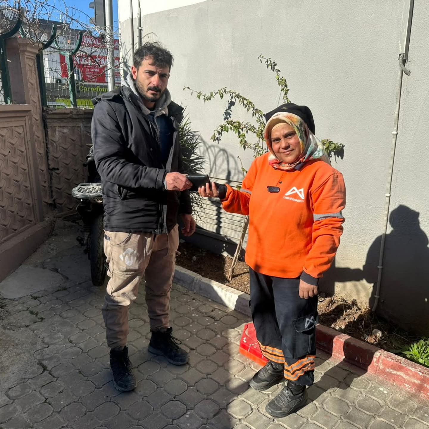 TEMİZLİK YAPILIRKEN BULUNAN CÜZDAN SAHİBİNE ULAŞITIRILDI