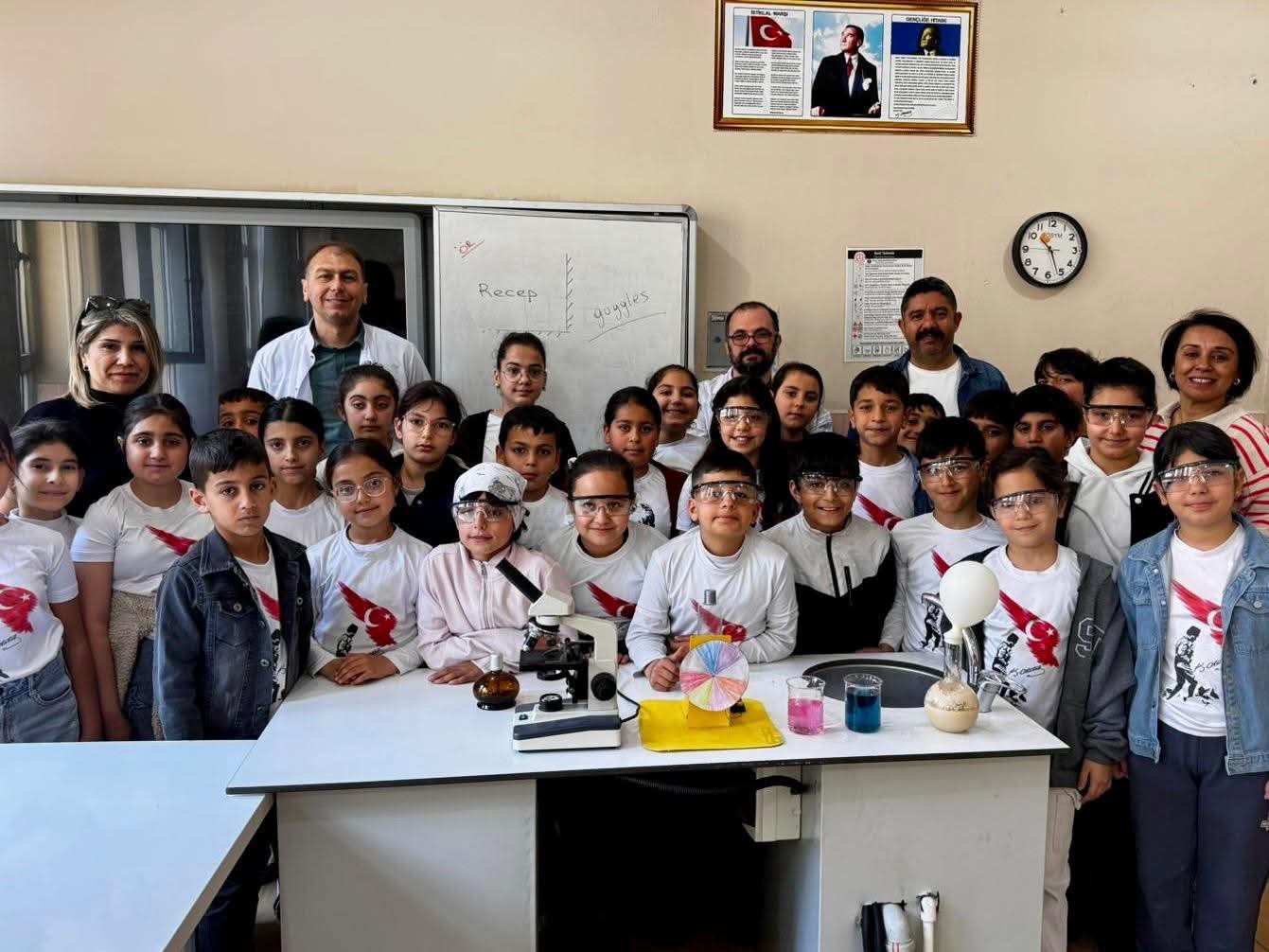 “ENGLİSH İN ACTİON” PROJESİYLE MİNİK ÖĞRENCİLER BİLİM VE YABANCI DİLLE BULUŞTU