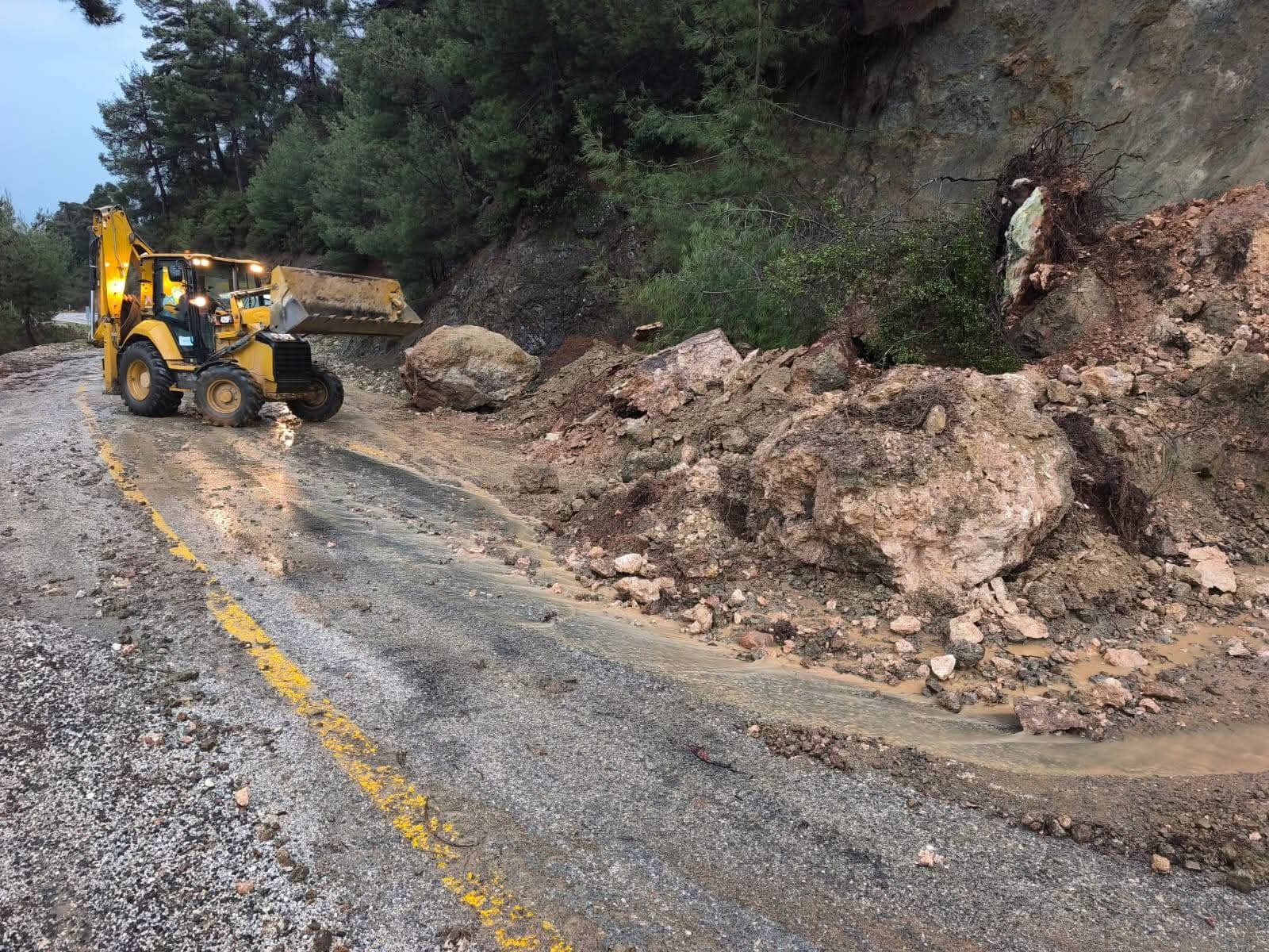HEYELAN DOLAYISIYLA KAPANAN YOL, MERSİN BÜYÜKŞEHİR EKİPLERİNCE AÇILDI