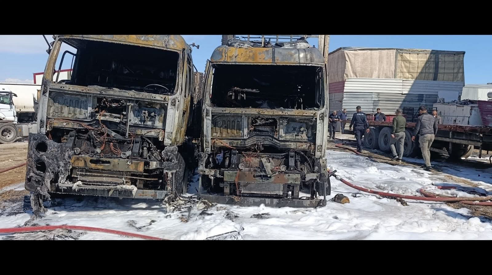 PARK HALİNDEKİ TIRDA ÇIKAN YANGIN BİTİŞİKTEKİ TIRA SIÇRADI