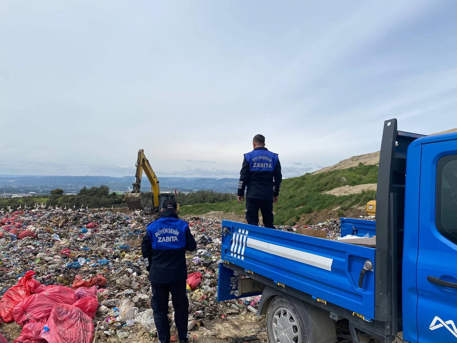 ZABITA EKİPLERİNCE SAĞLIKSIZ ŞEKİLDE TAŞINAN ÇİĞKÖFTE KOLİLERİNE EL KONULDU