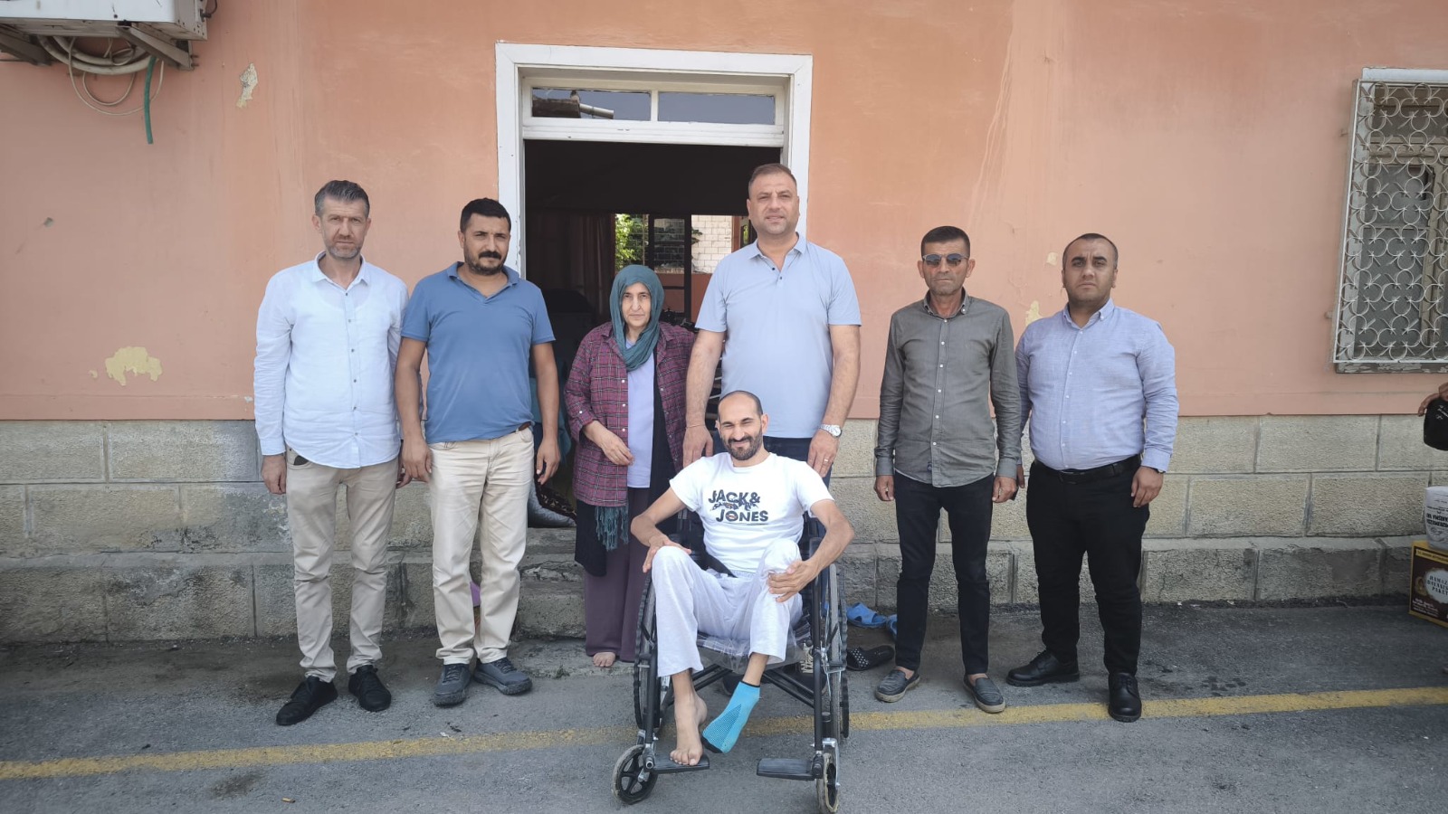 MERSİN BÜYÜKŞEHİR’DEN ÖZEL GEREKSİNİMLİ BİR VATANDAŞA DAHA TEKERLEKLİ SANDALYE