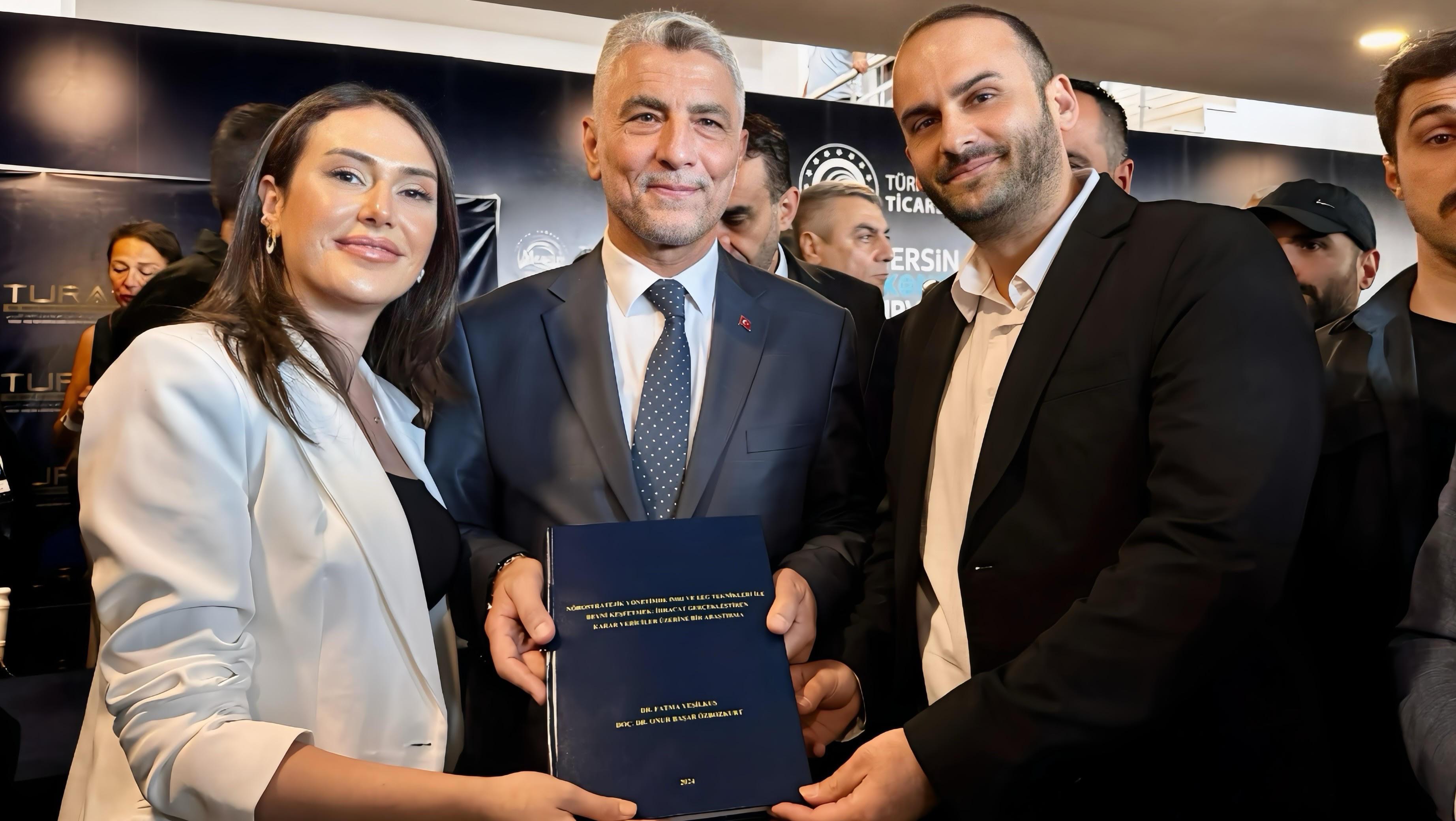 DOÇ. DR. ÖZBOZKURT İLE DR. YEŞİLKUŞ, NÖROSTRATEJİK YÖNETİM PROJESİNİ TİCARET BAKANI PROF. DR. ÖMER BOLAT’A SUNDU