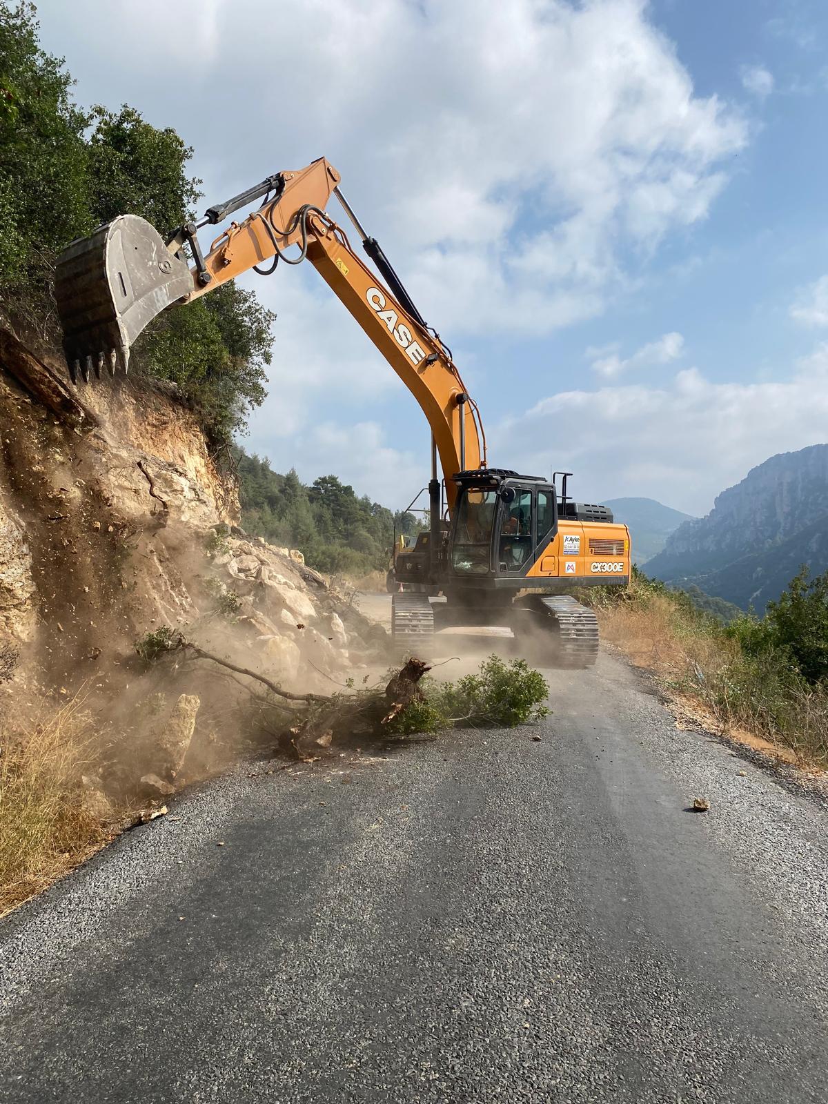YALAMIK MAHALLESİ YOLU BÜYÜKŞEHİR EKİPLERİNCE GENİŞLETİLİYOR