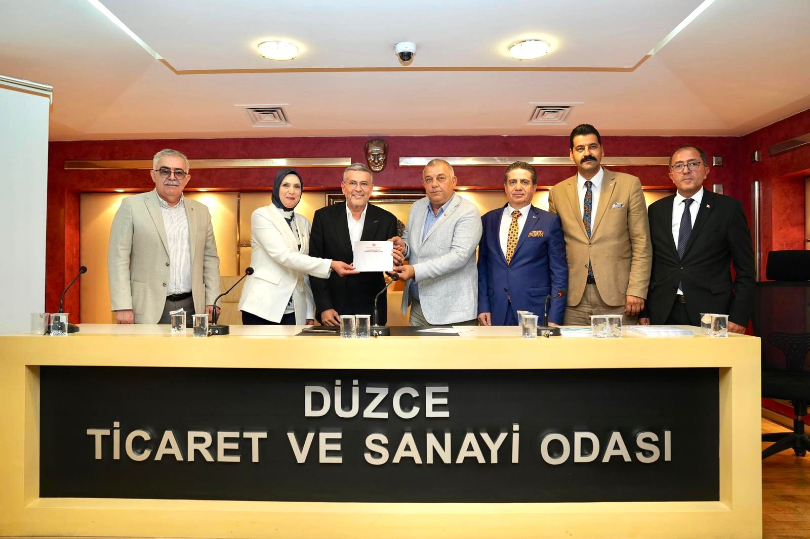 MHP MERSİN MİLLETVEKİLİ VE MYK ÜYESİ DR. LEVENT UYSAL, DÜZCE’DE VATANDAŞLARA TERÖRSÜZ TÜRKİYE’NİN ÖNEMİNİ ANLATT