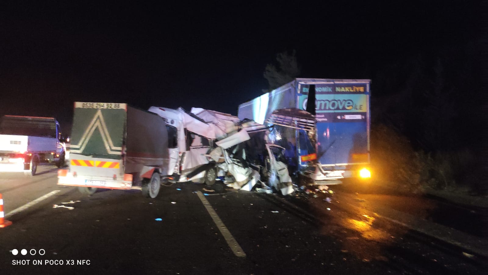 TARIM İŞÇİLERİNİ TAŞIYAN SERVİS MİNİBÜSÜ PARK HALİNDEKİ TIRA ÇARPTI: 3 ÖLÜ, 6 YARALI