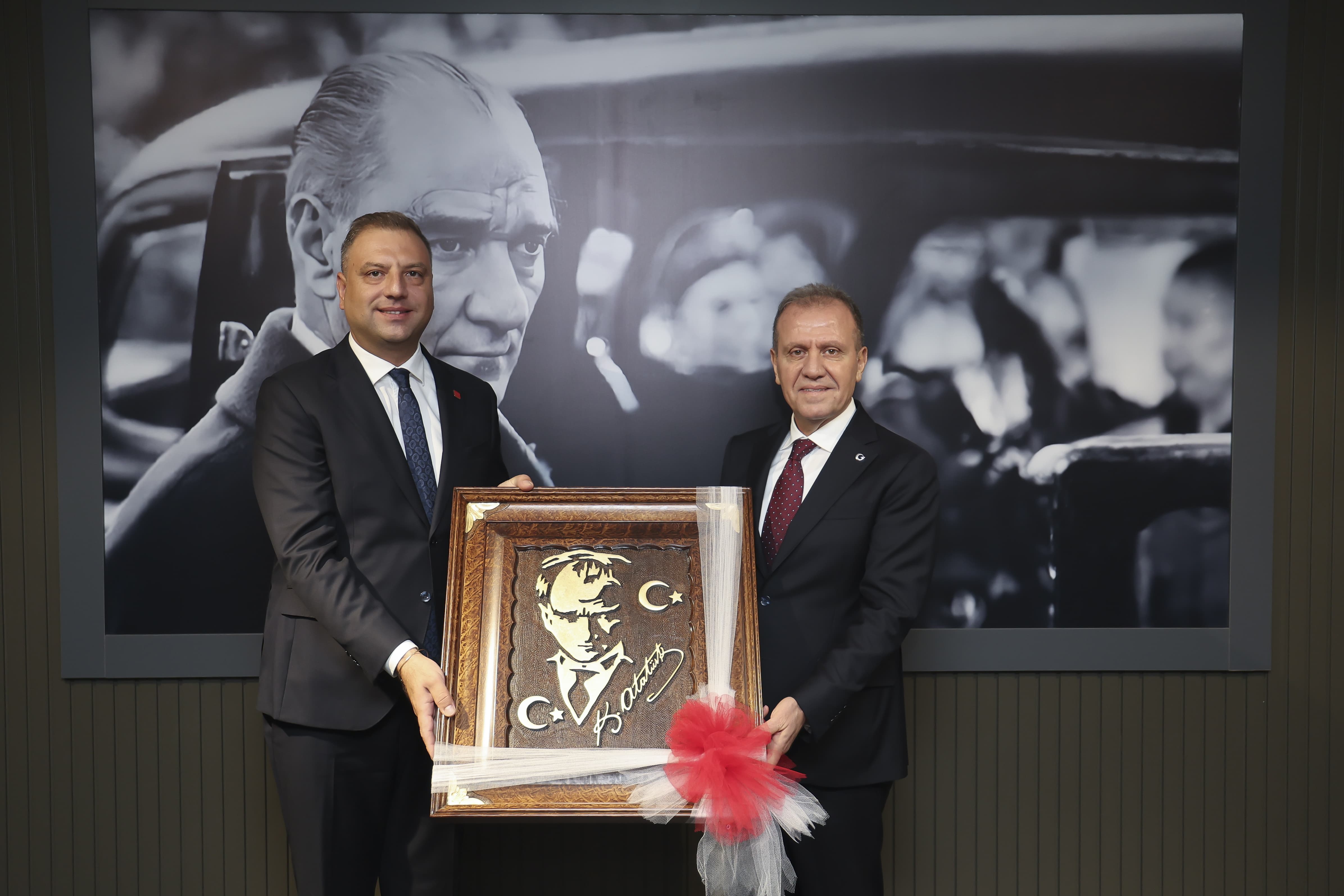 CHP TARSUS İLÇE BAŞKANI YUSUF TIBIK VE YÖNETİCİLERDEN, BAŞKAN SEÇER’E ZIYARET